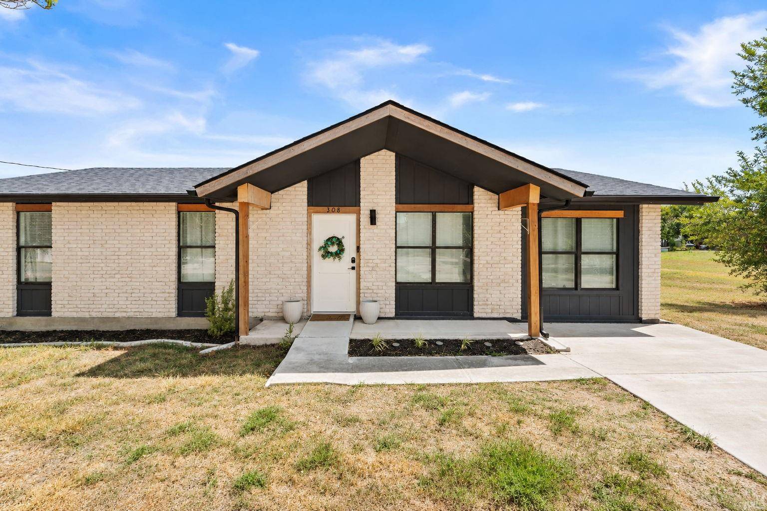 308 River Hills DR, San Marcos, TX 78666