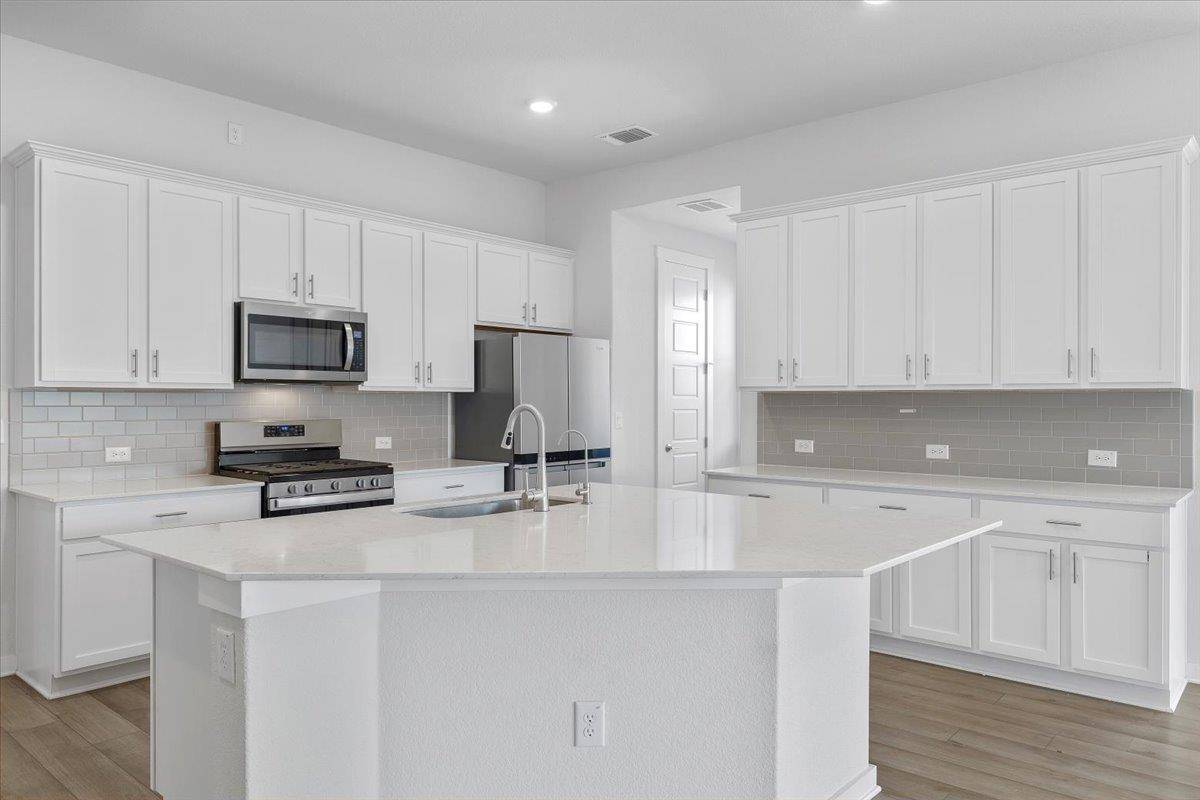 432 Deerpath ST, Leander, TX 78641