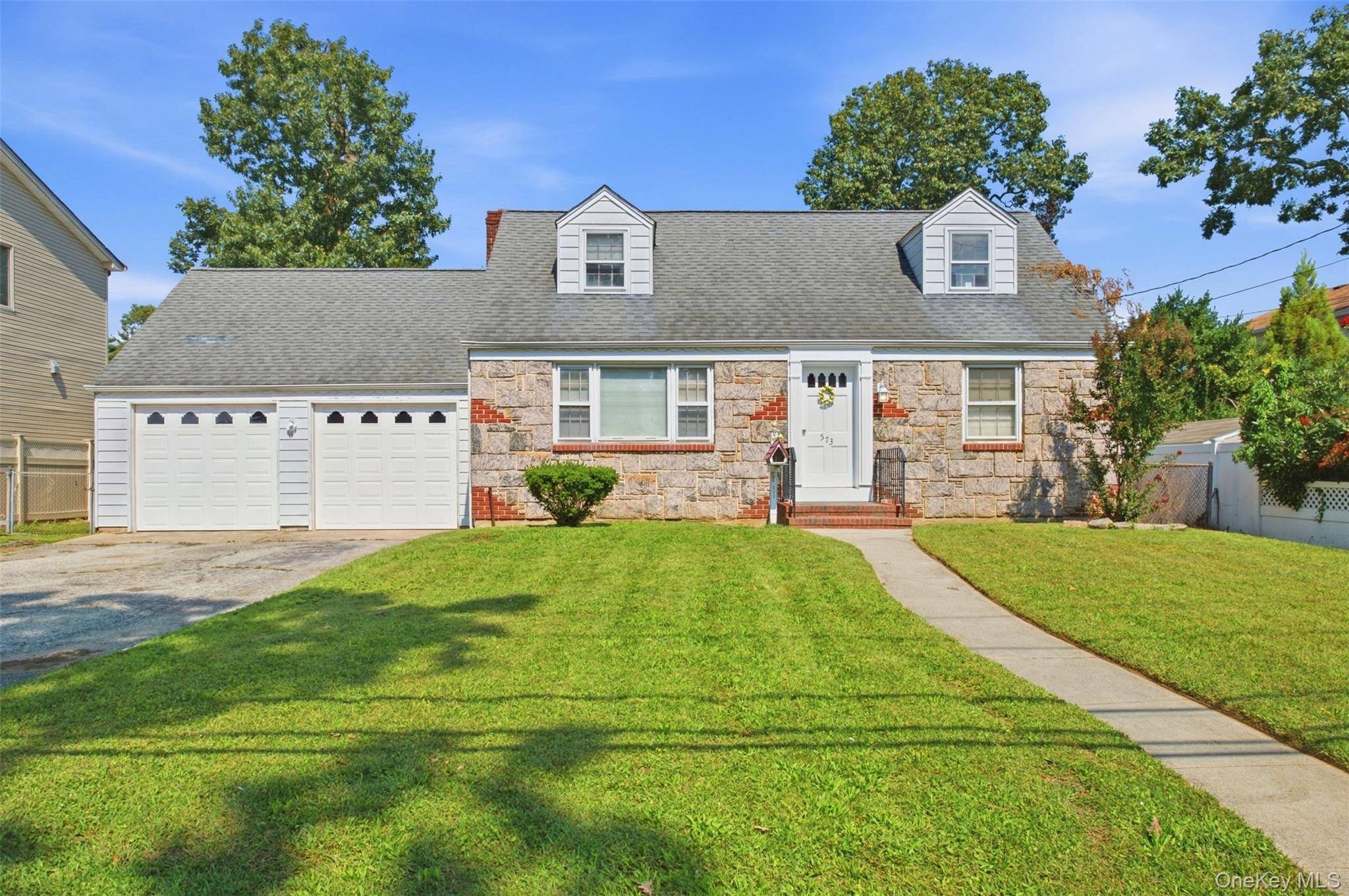 573 Grove PL, Oceanside, NY 11572