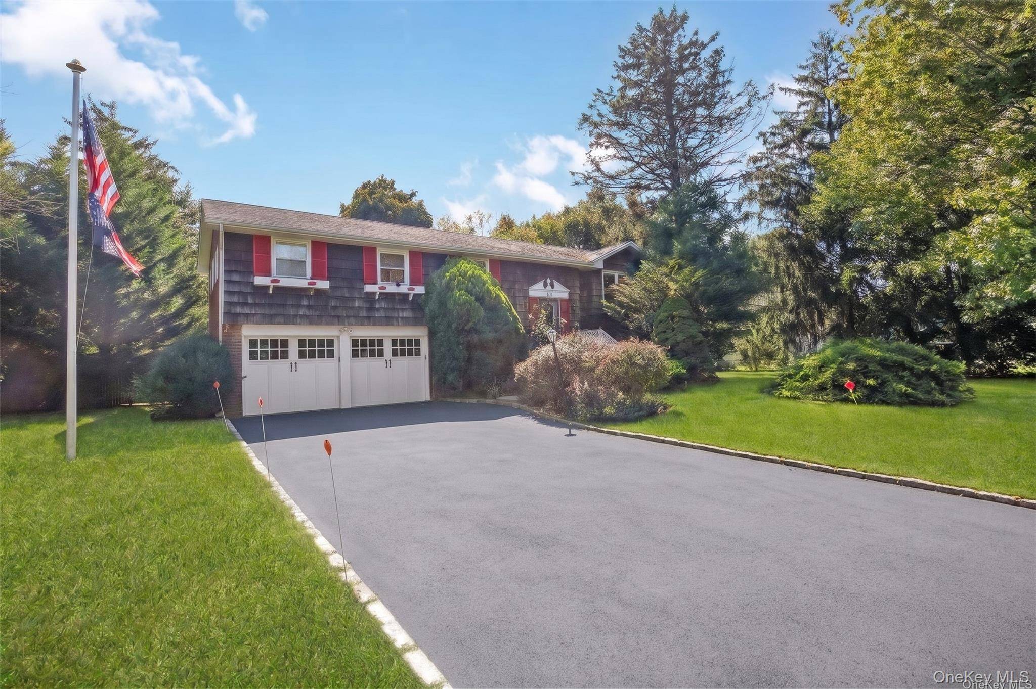 16 Wendy LN, East Northport, NY 11731