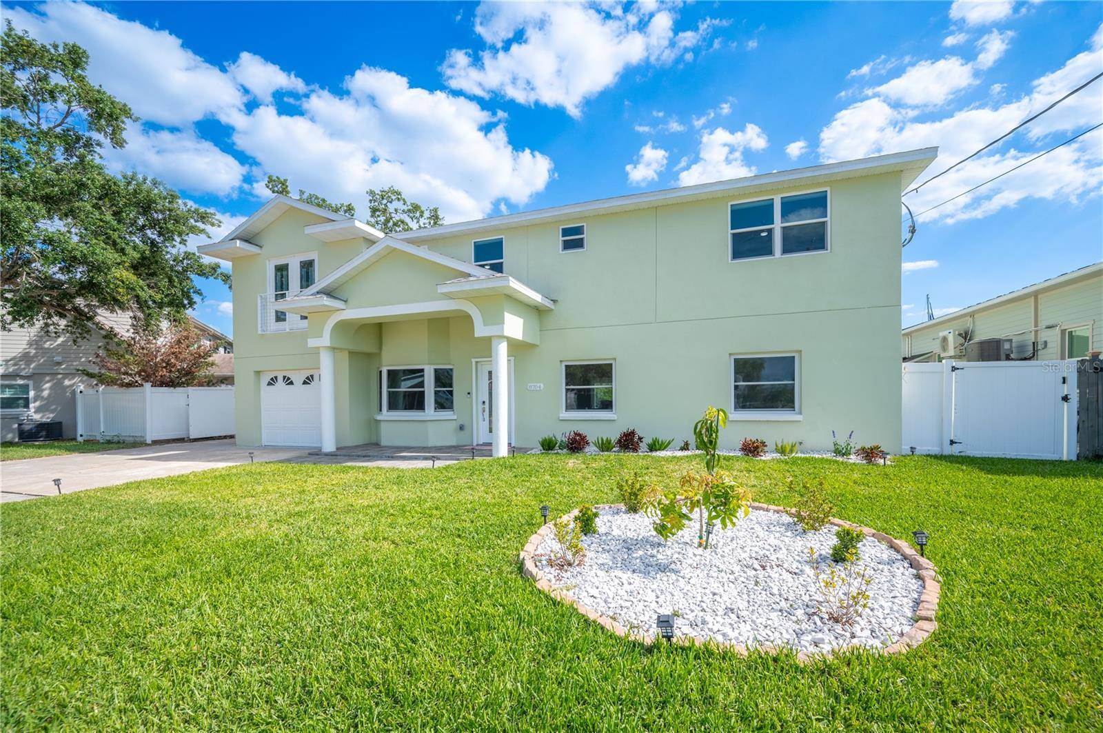 8704 BAY CREST LN, Tampa, FL 33615