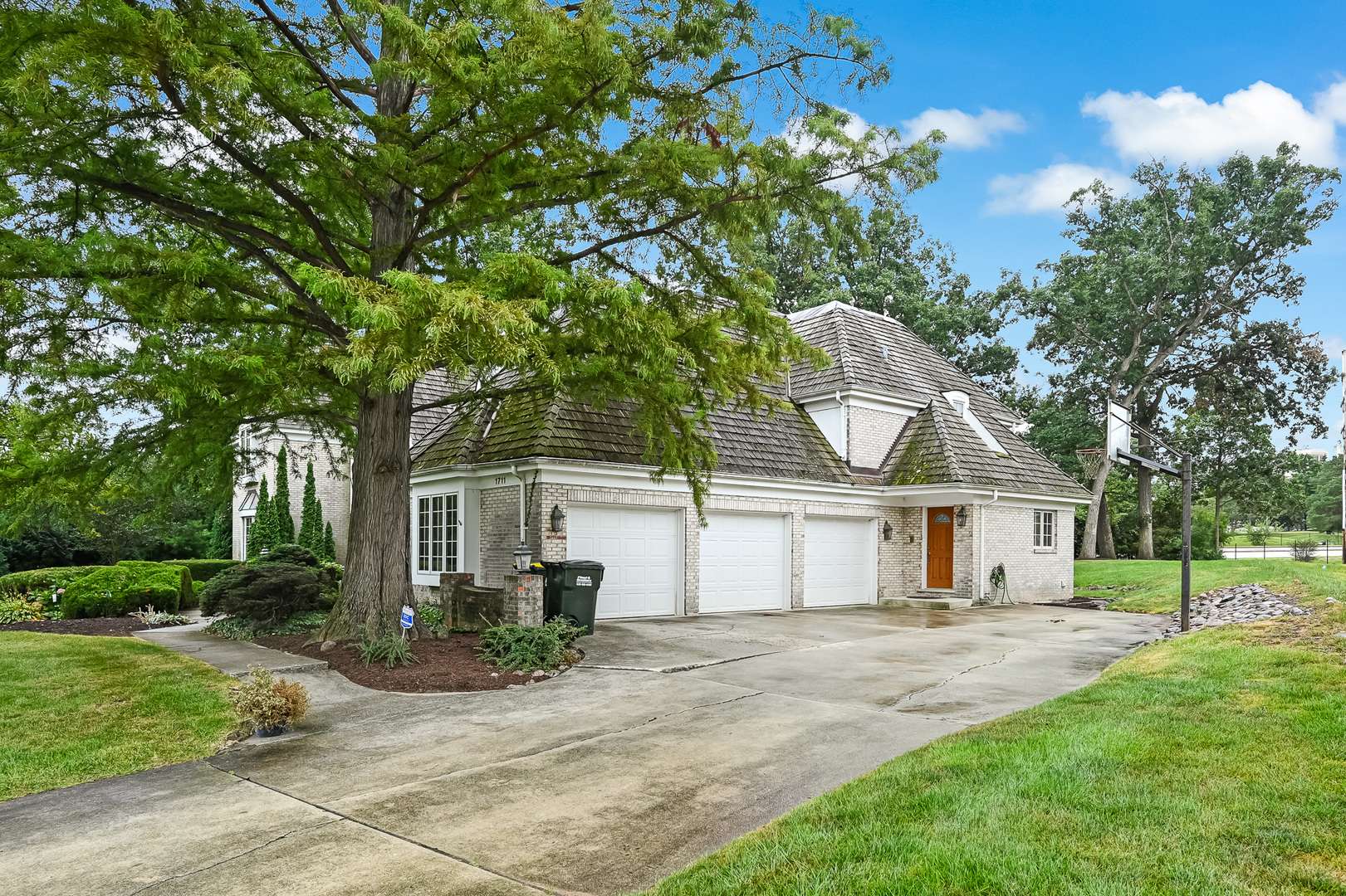 1711 Midwest Club Pkwy, Oak Brook, IL 60523