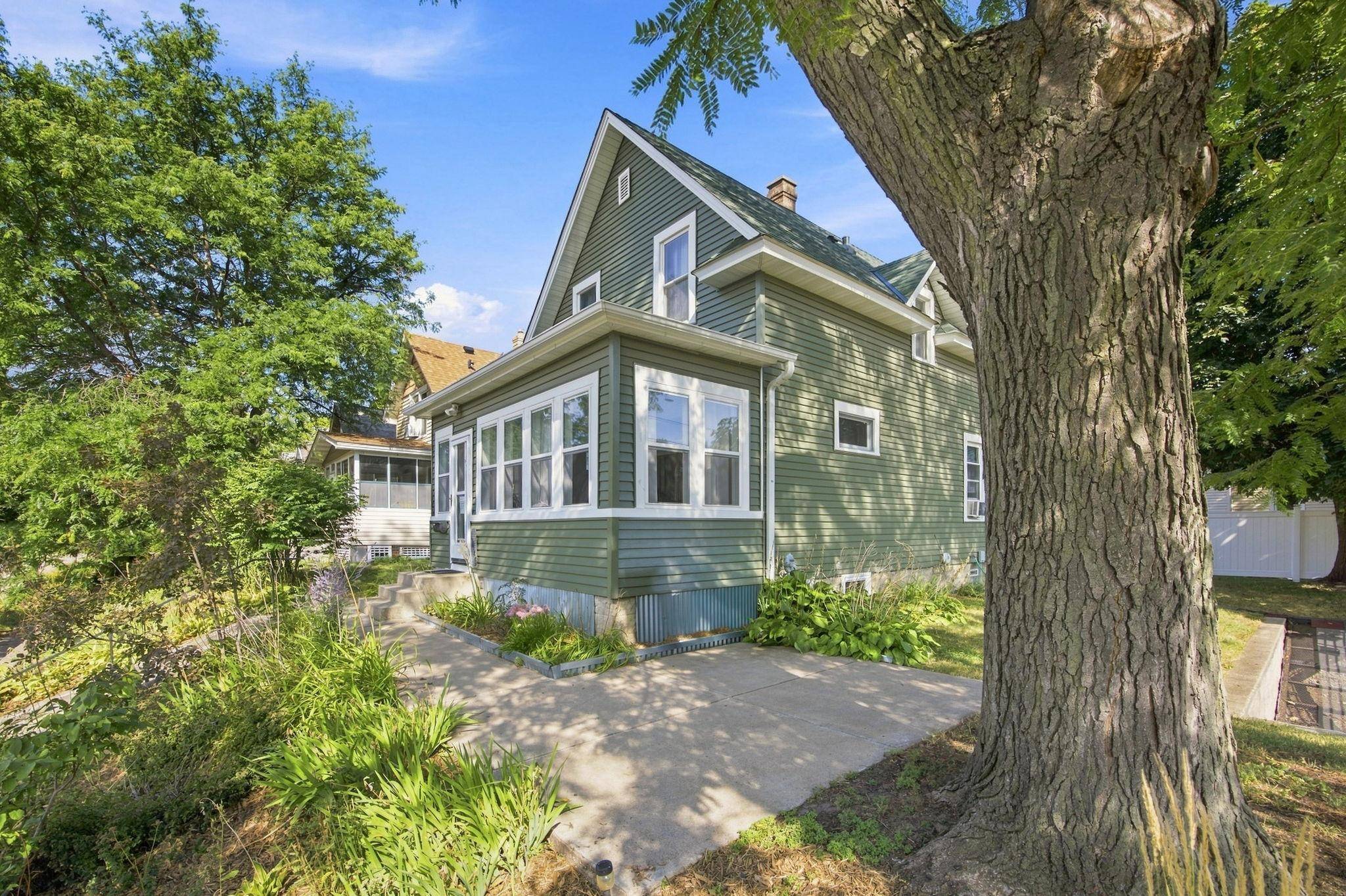 1825 Minnehaha AVE W, Saint Paul, MN 55104