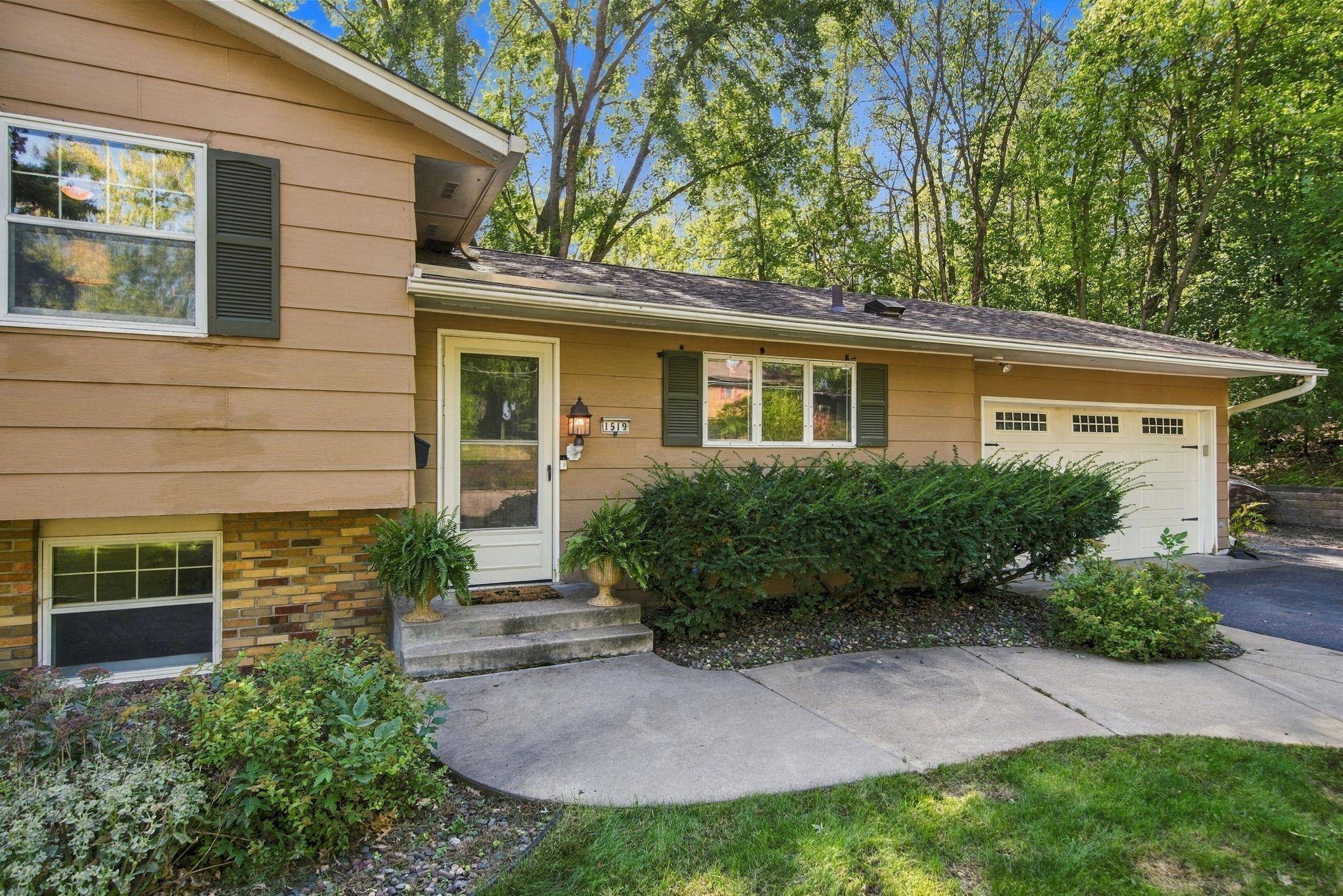 1519 Meadowlark DR, Stillwater, MN 55082