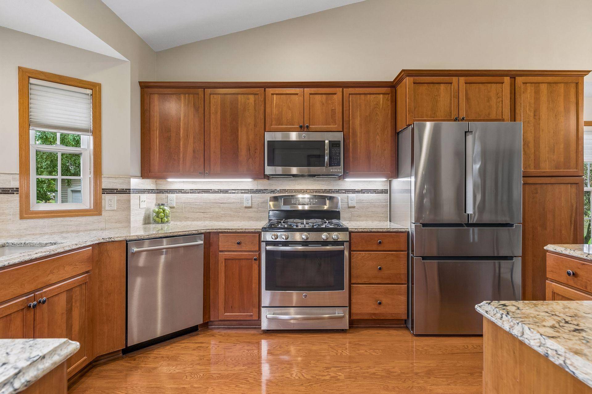 516 Holly LN N, Oakdale, MN 55128