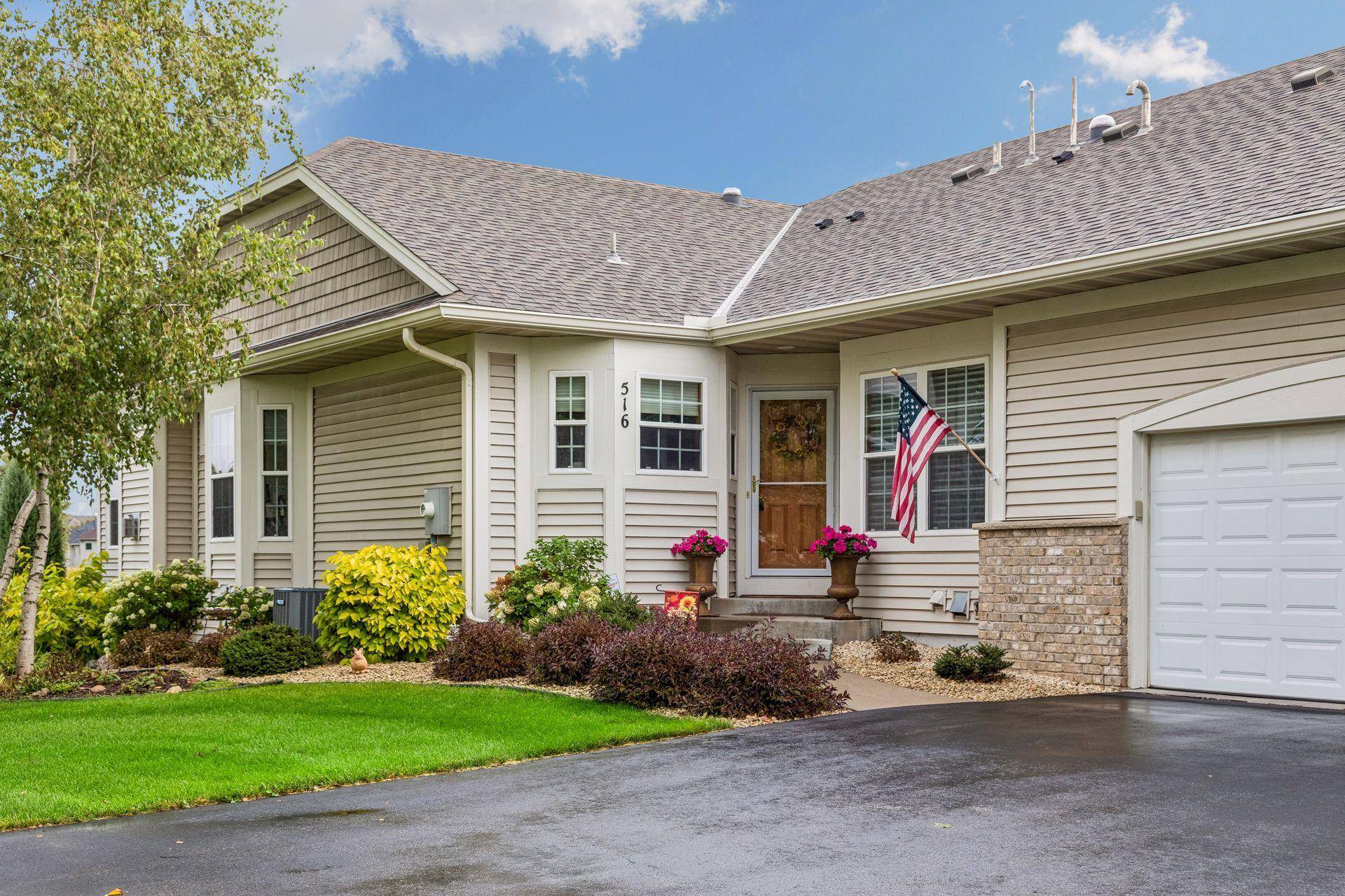516 Holly LN N, Oakdale, MN 55128