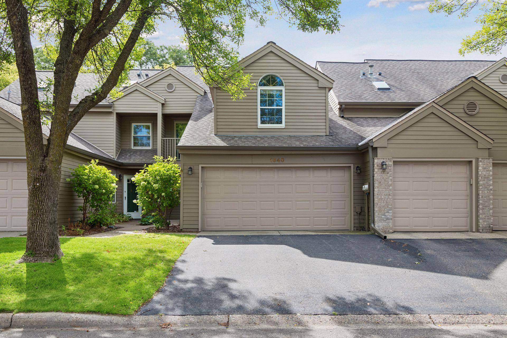 1640 Rose Hill CIR, Lauderdale, MN 55108