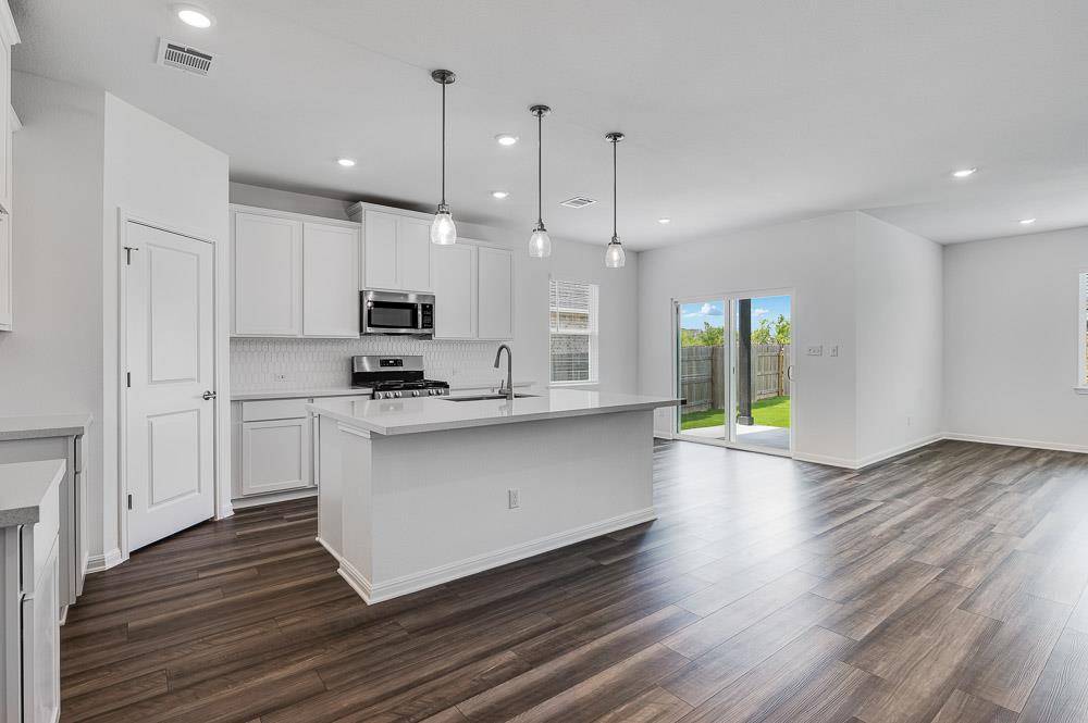 216 Betsy RD, Hutto, TX 78634