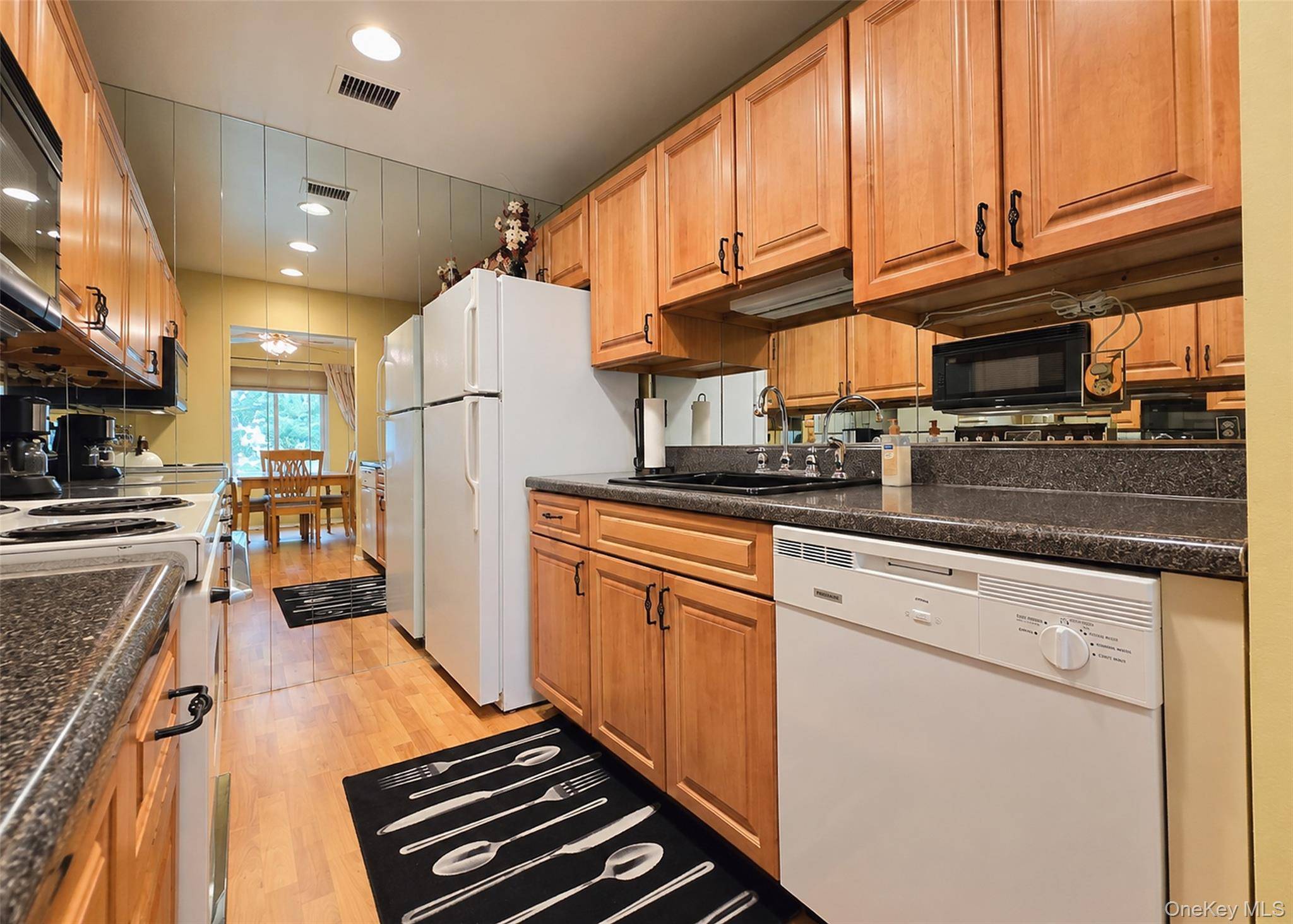 924 Skyline DR, Coram, NY 11727