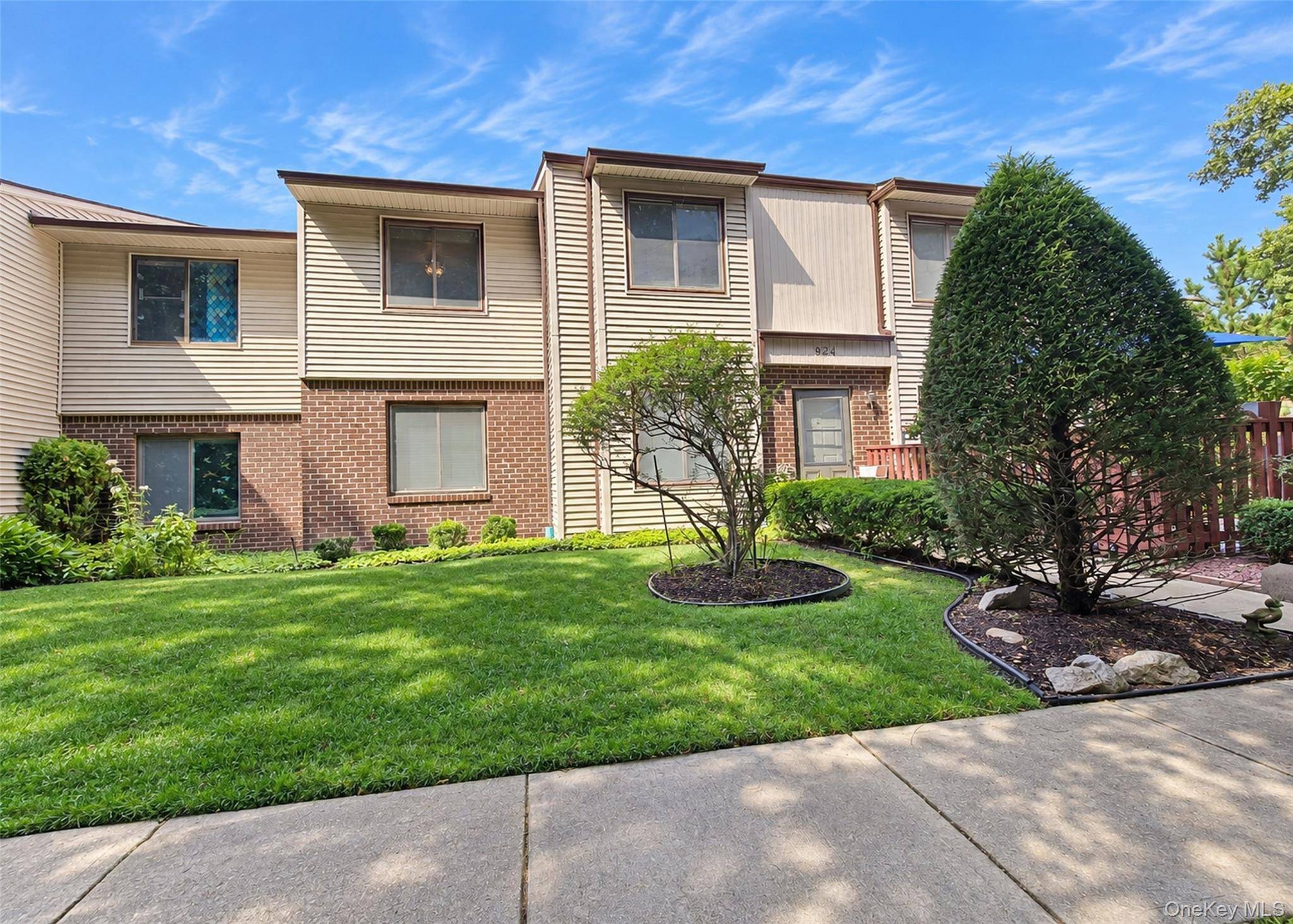 924 Skyline DR, Coram, NY 11727