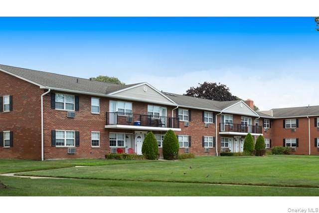 61 Old Oak LN #61B, Levittown, NY 11756