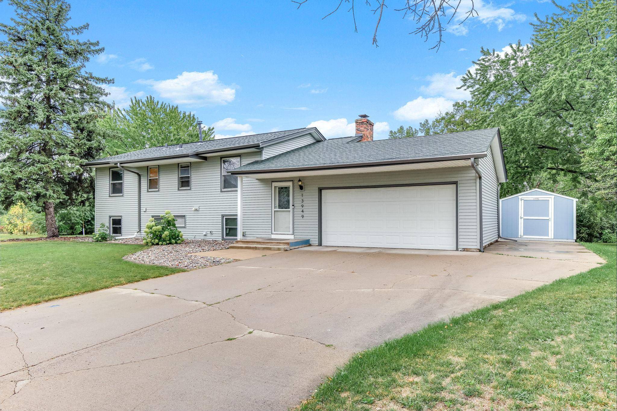 13949 Gauntlet CT, Apple Valley, MN 55124