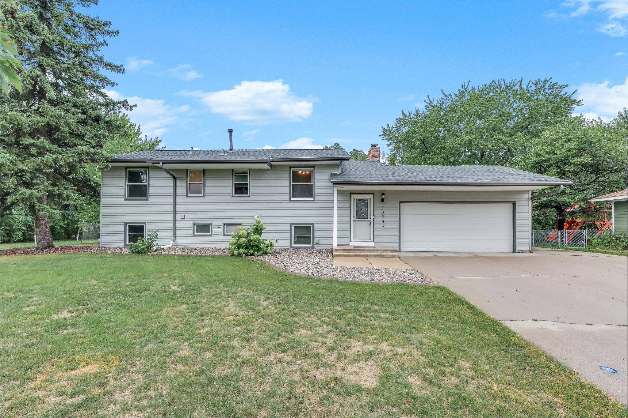 13949 Gauntlet CT, Apple Valley, MN 55124