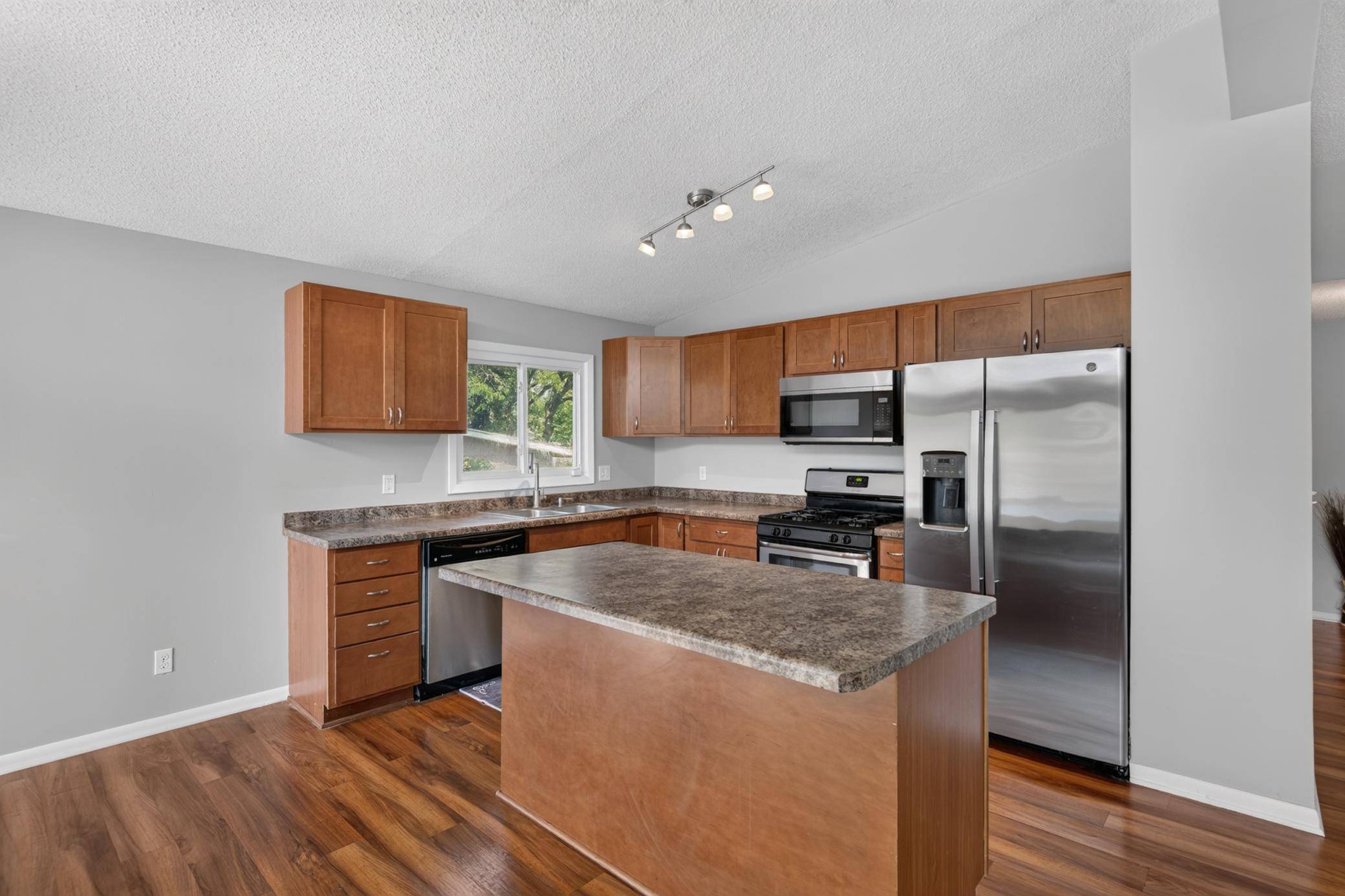 8149 Brandywine Pkwy, Brooklyn Park, MN 55444