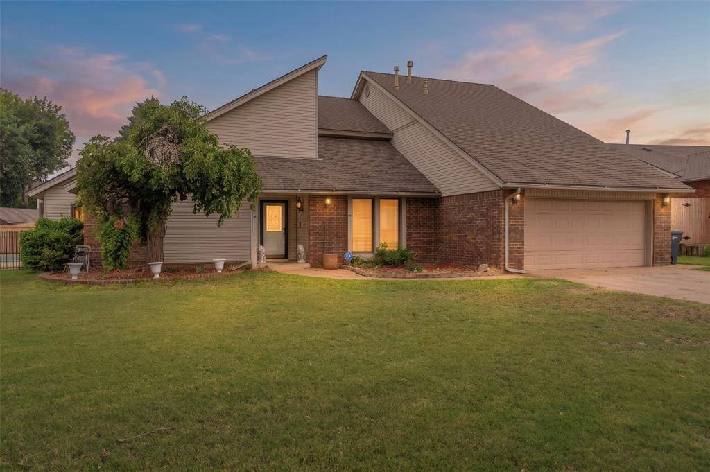 6209 Inland RD, Warr Acres, OK 73132