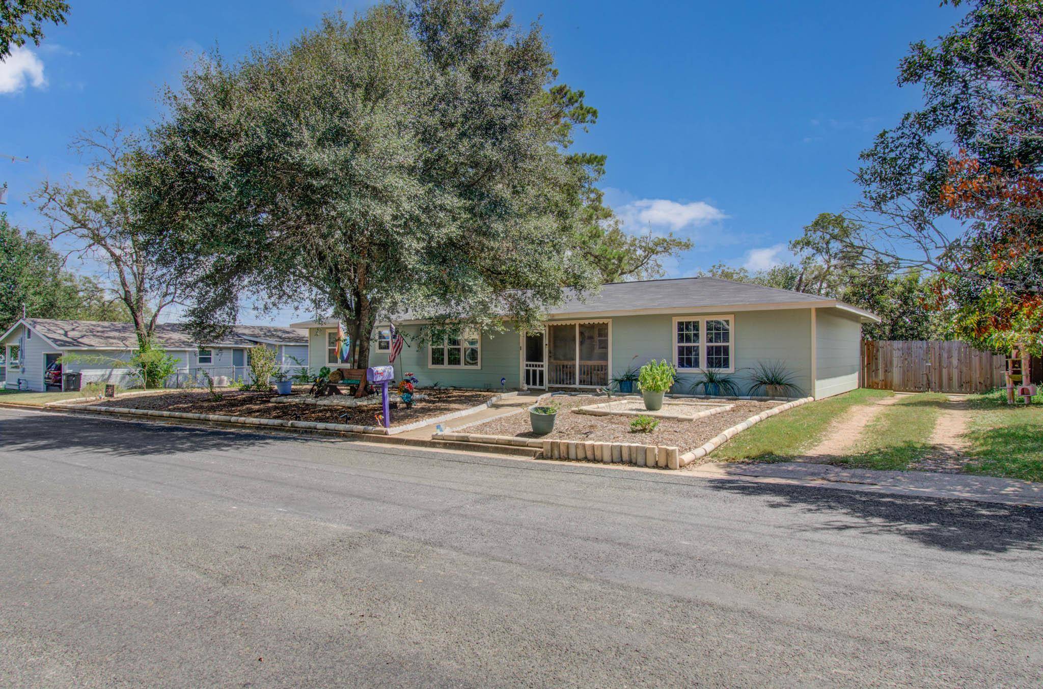 1004 Baumgarten ST, Schulenburg, TX 78956