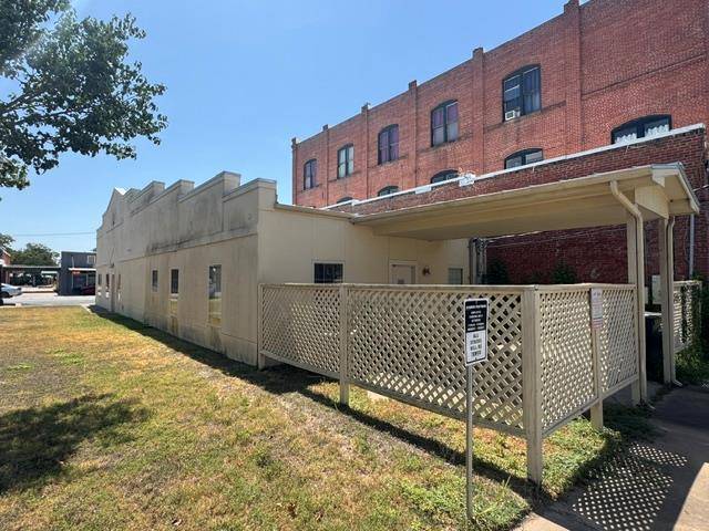 305 Main ST, Smithville, TX 78957