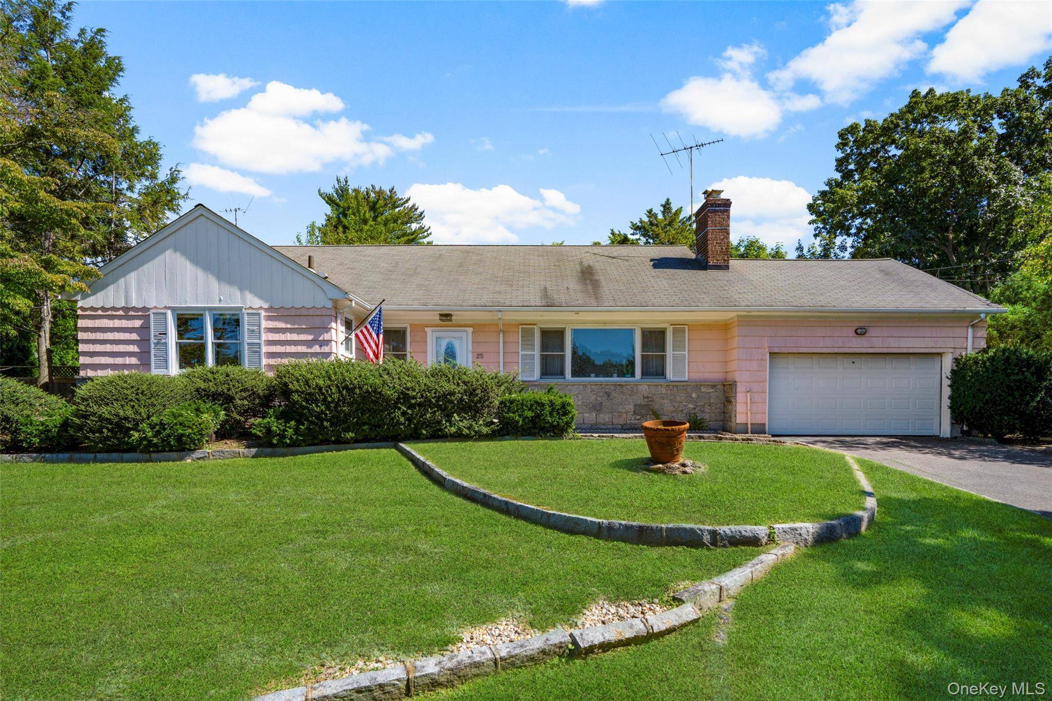 25 Manger CIR, Pelham, NY 10803