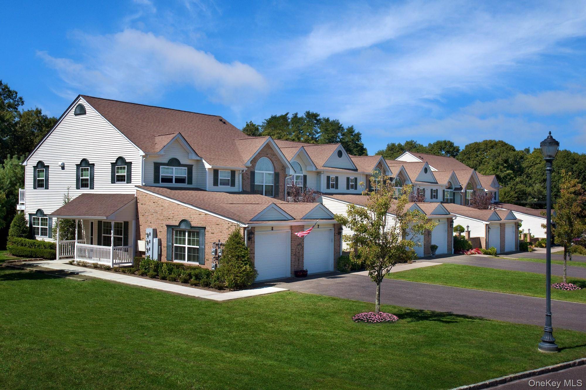82 Pineview LN #82, Coram, NY 11727