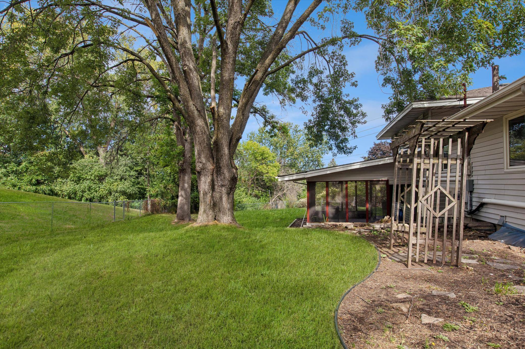 10930 Radisson DR, Burnsville, MN 55337