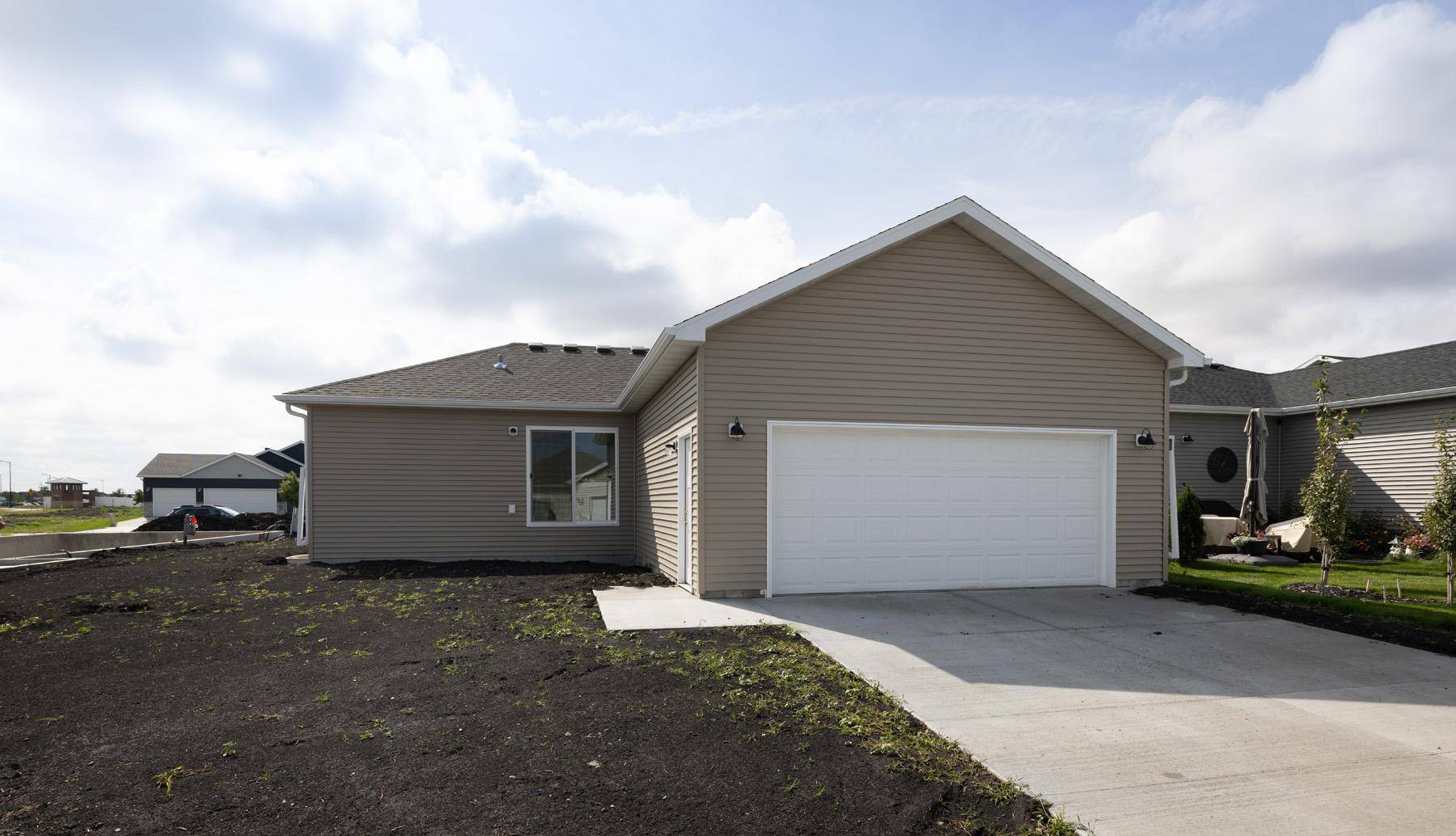 2575 Golden LN S, Fargo, ND 58104