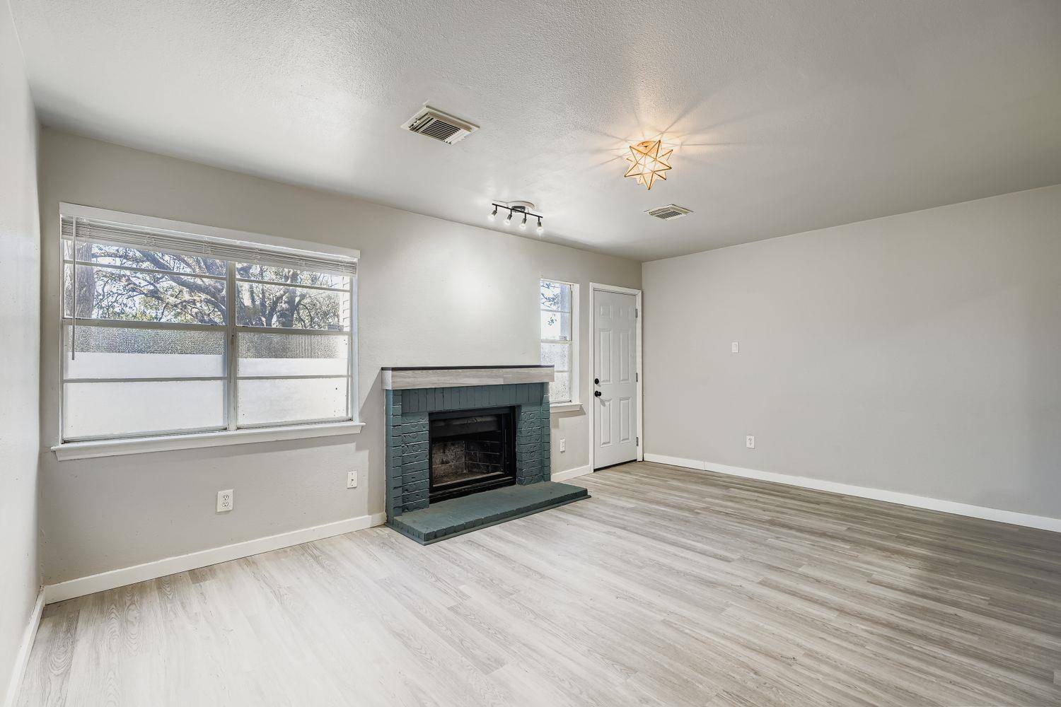 1827 River Crossing CIR #C, Austin, TX 78741