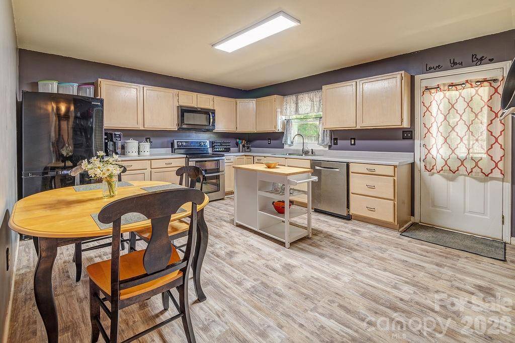 120 Eastwood AVE, Swannanoa, NC 28778
