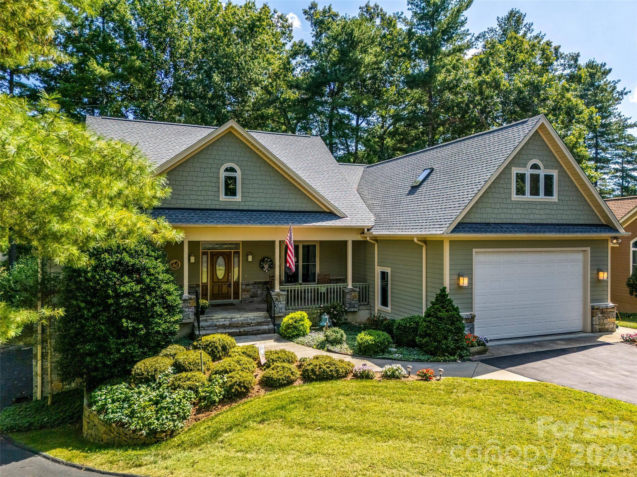 151 Shadowleaf DR, Hendersonville, NC 28739