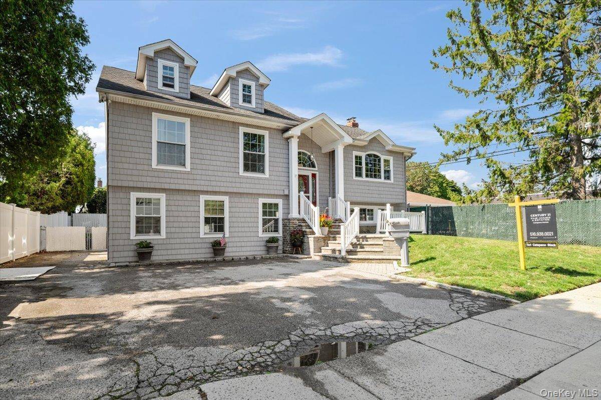 16 Taft AVE, Bethpage, NY 11714