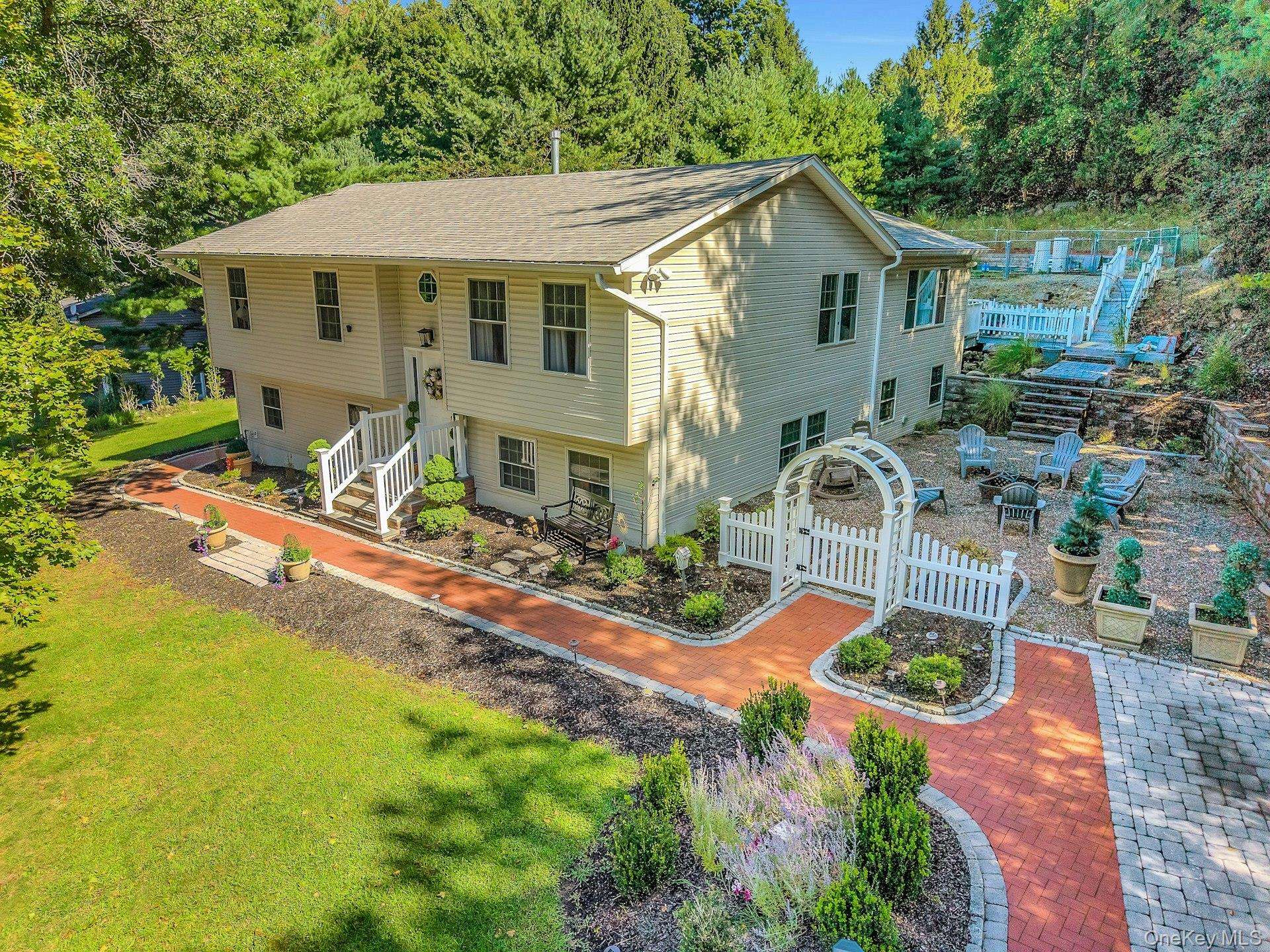 16 Annette LN, Suffern, NY 10901