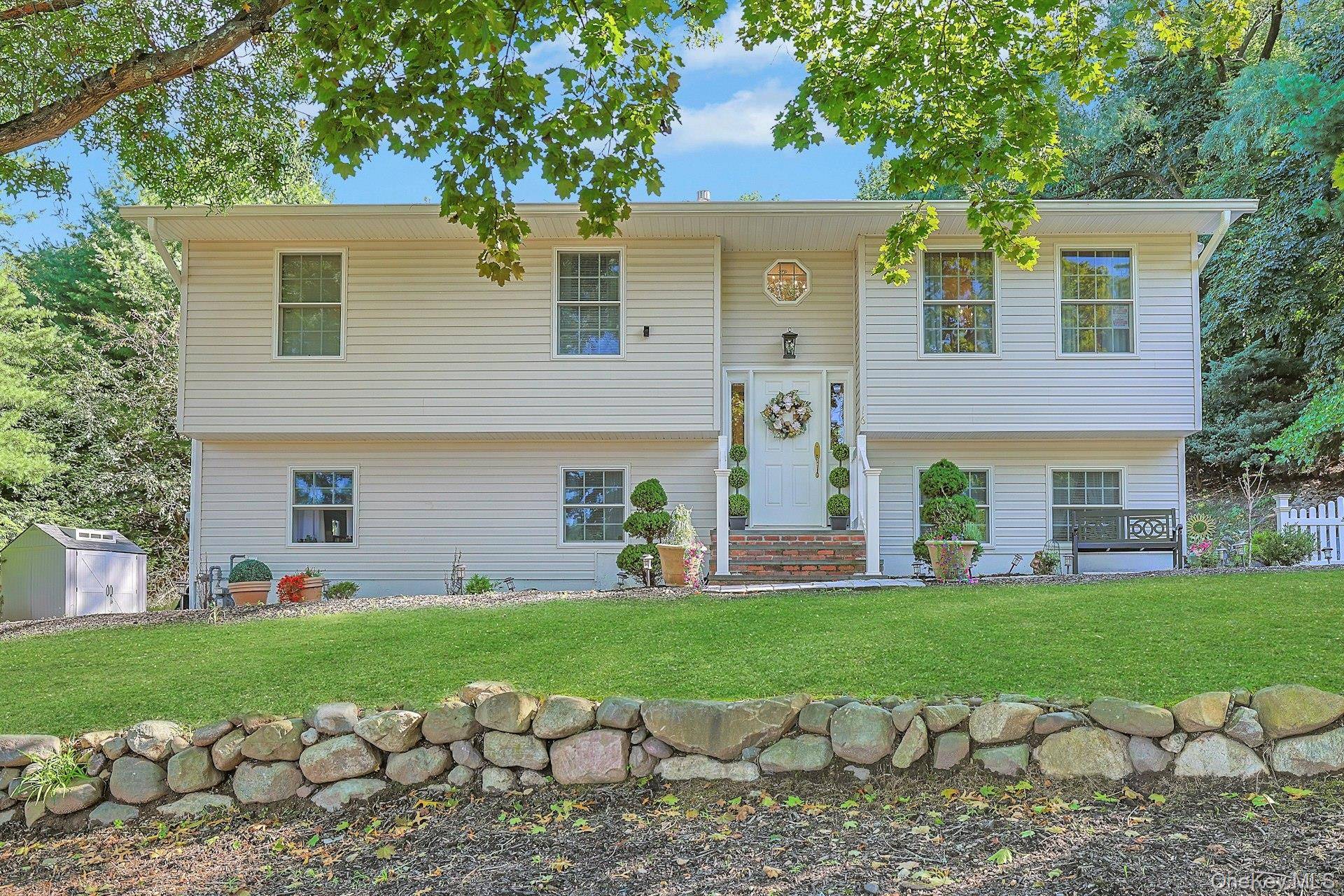 16 Annette LN, Suffern, NY 10901