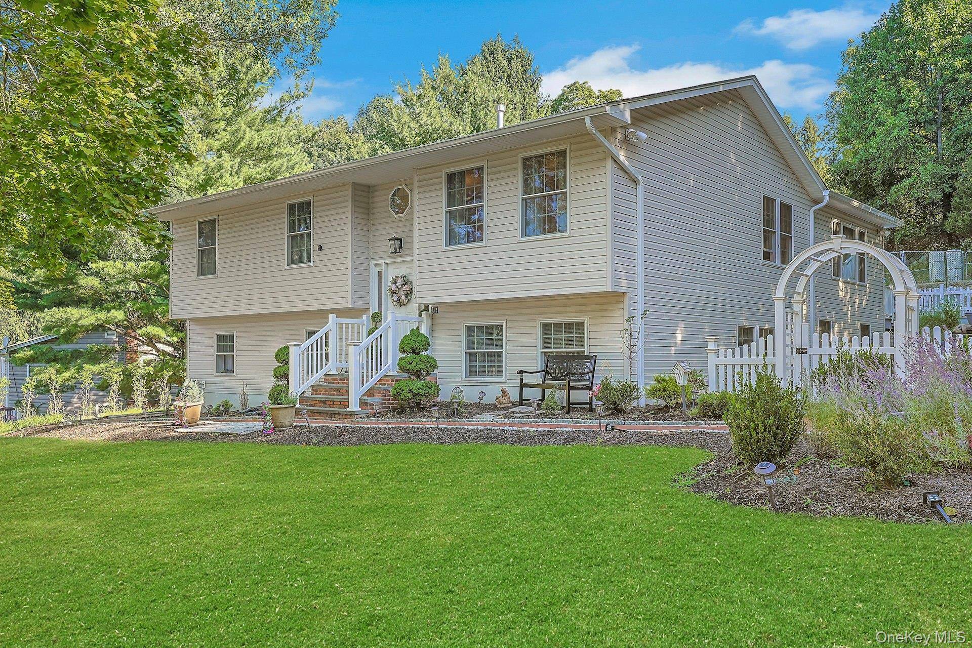 16 Annette LN, Suffern, NY 10901
