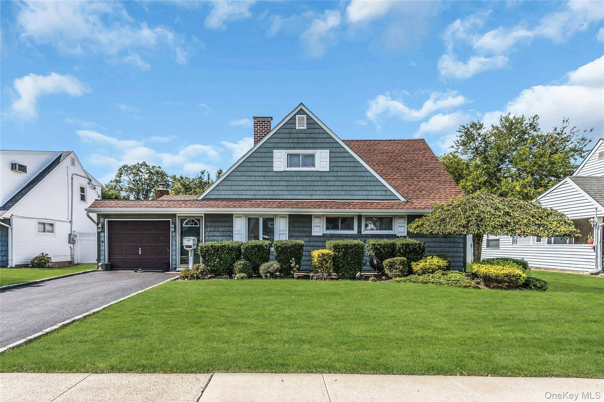 30 Cable LN, Hicksville, NY 11801