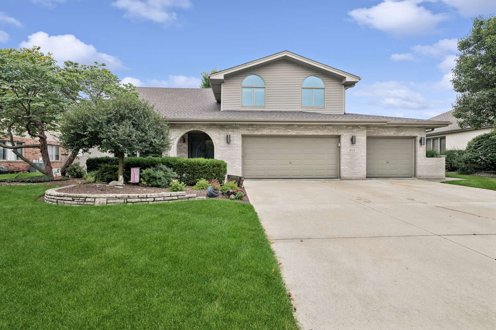 8122 Hampton DR, Woodridge, IL 60517