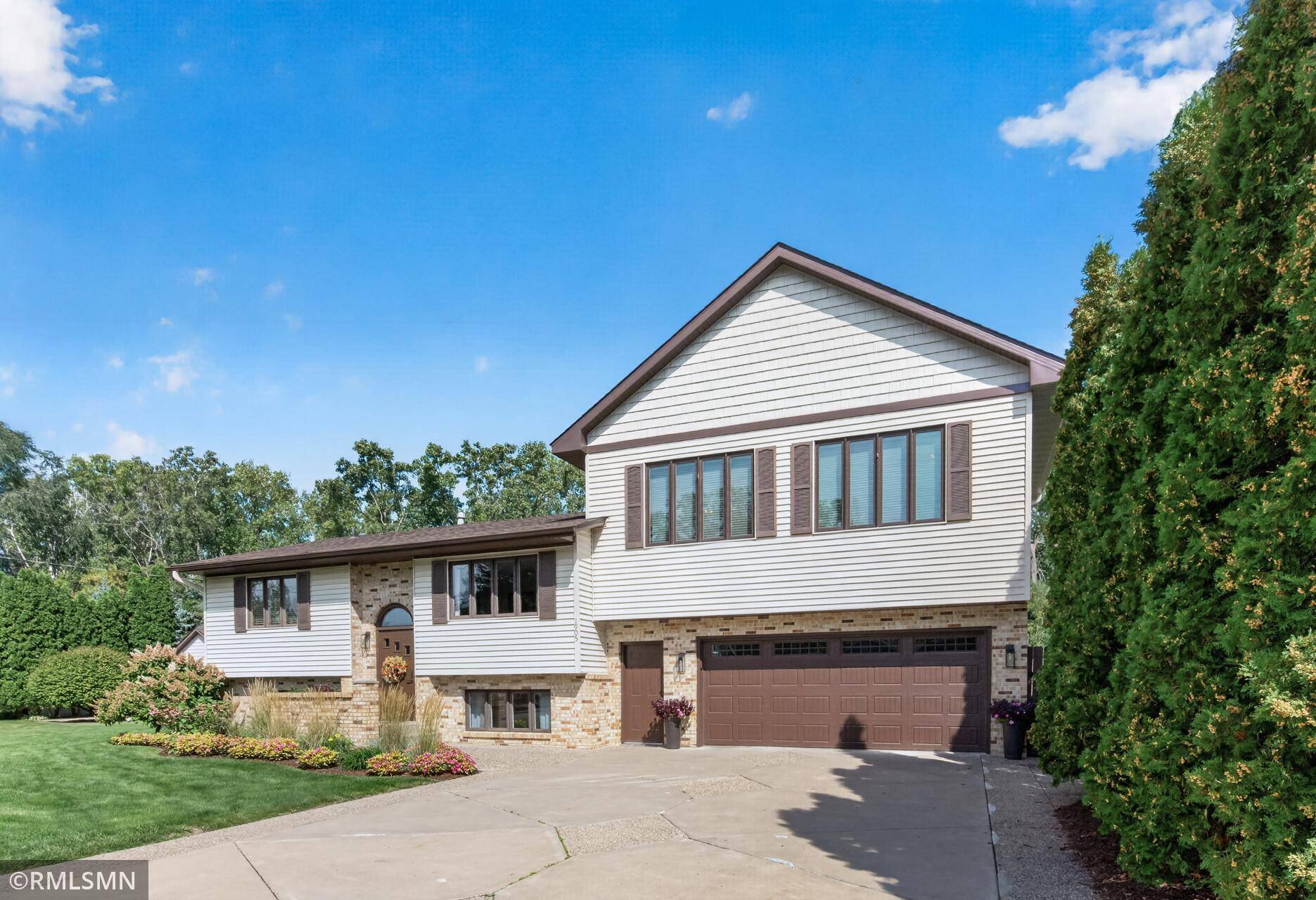 1905 Garden LN, White Bear Lake, MN 55110