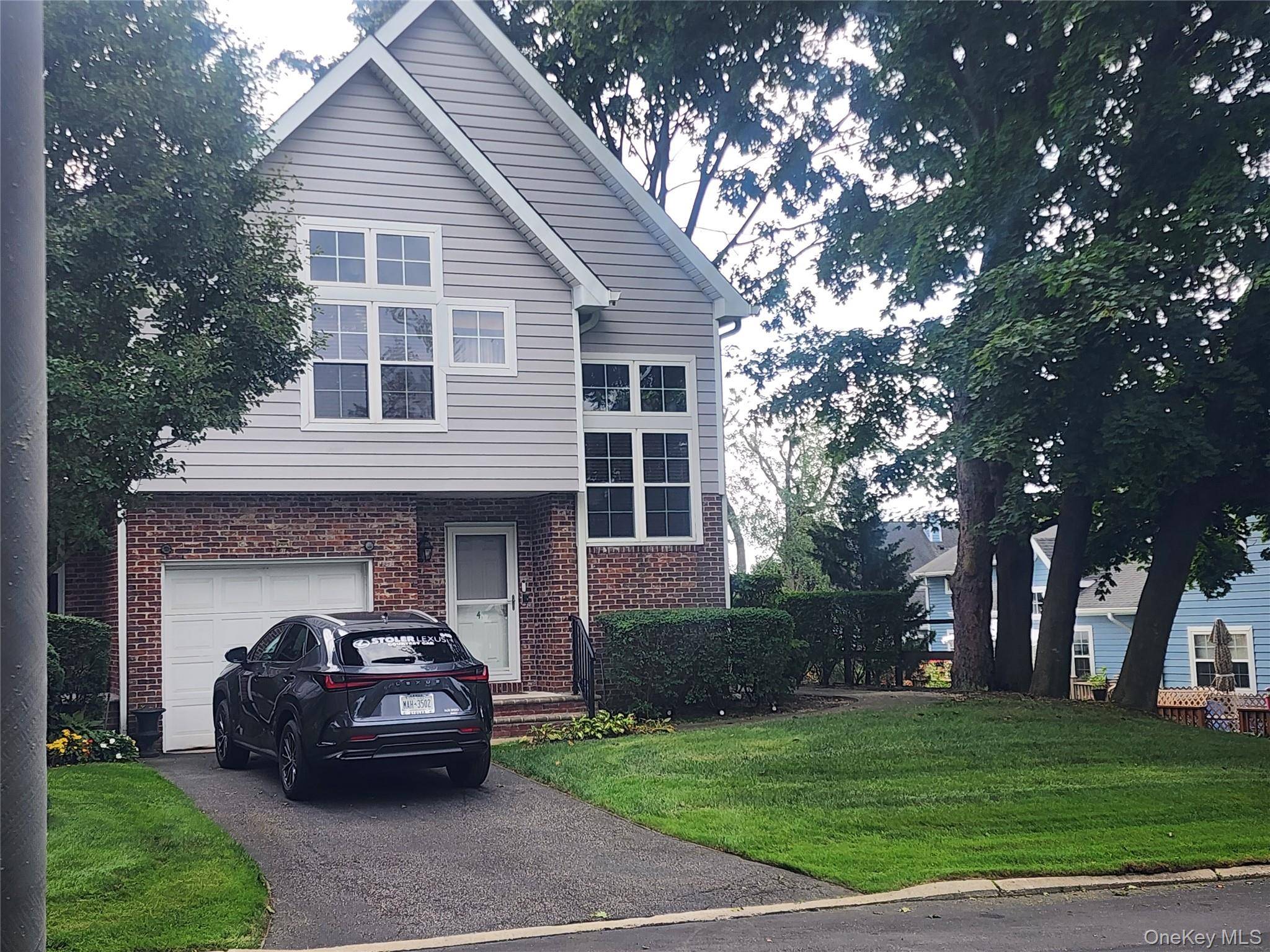 4 Sprucewood BLVD, Central Islip, NY 11722