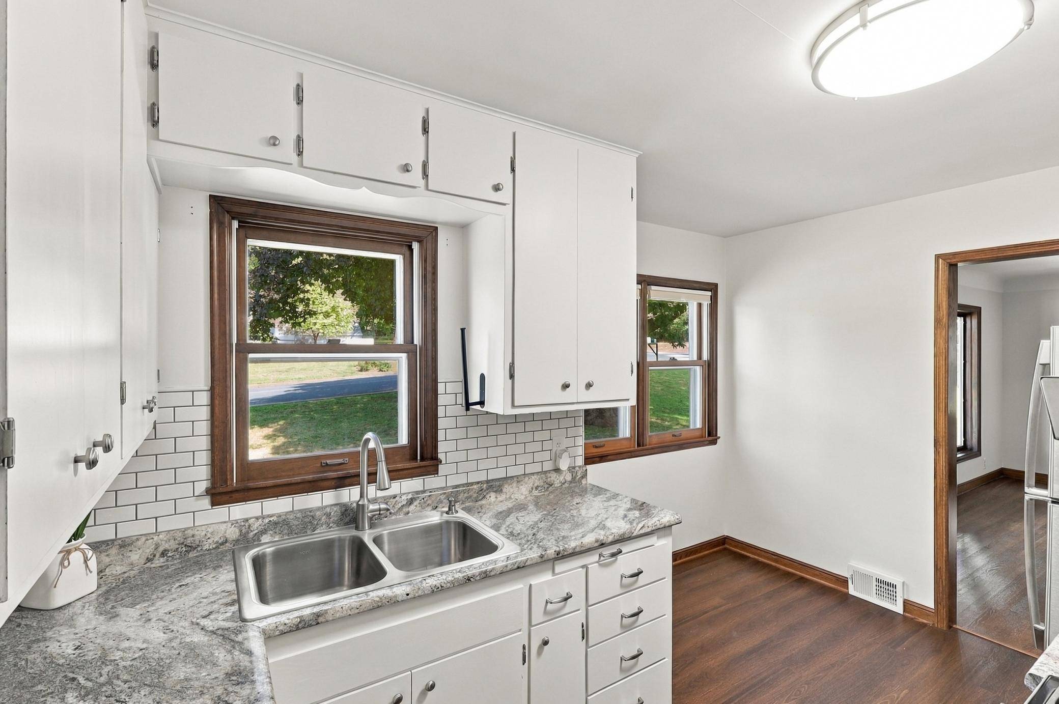 590 Valley LN, Mendota Heights, MN 55118