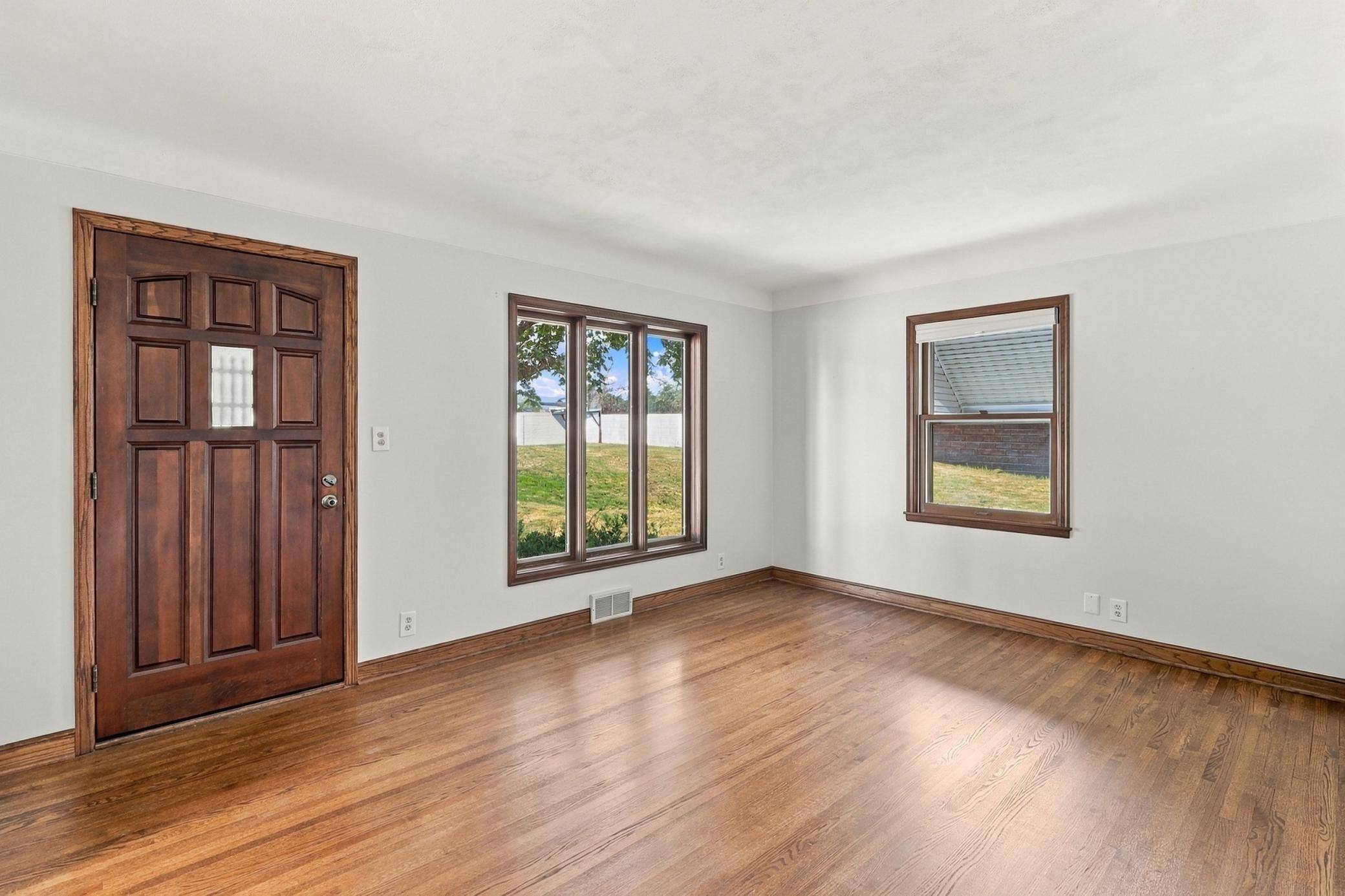 590 Valley LN, Mendota Heights, MN 55118