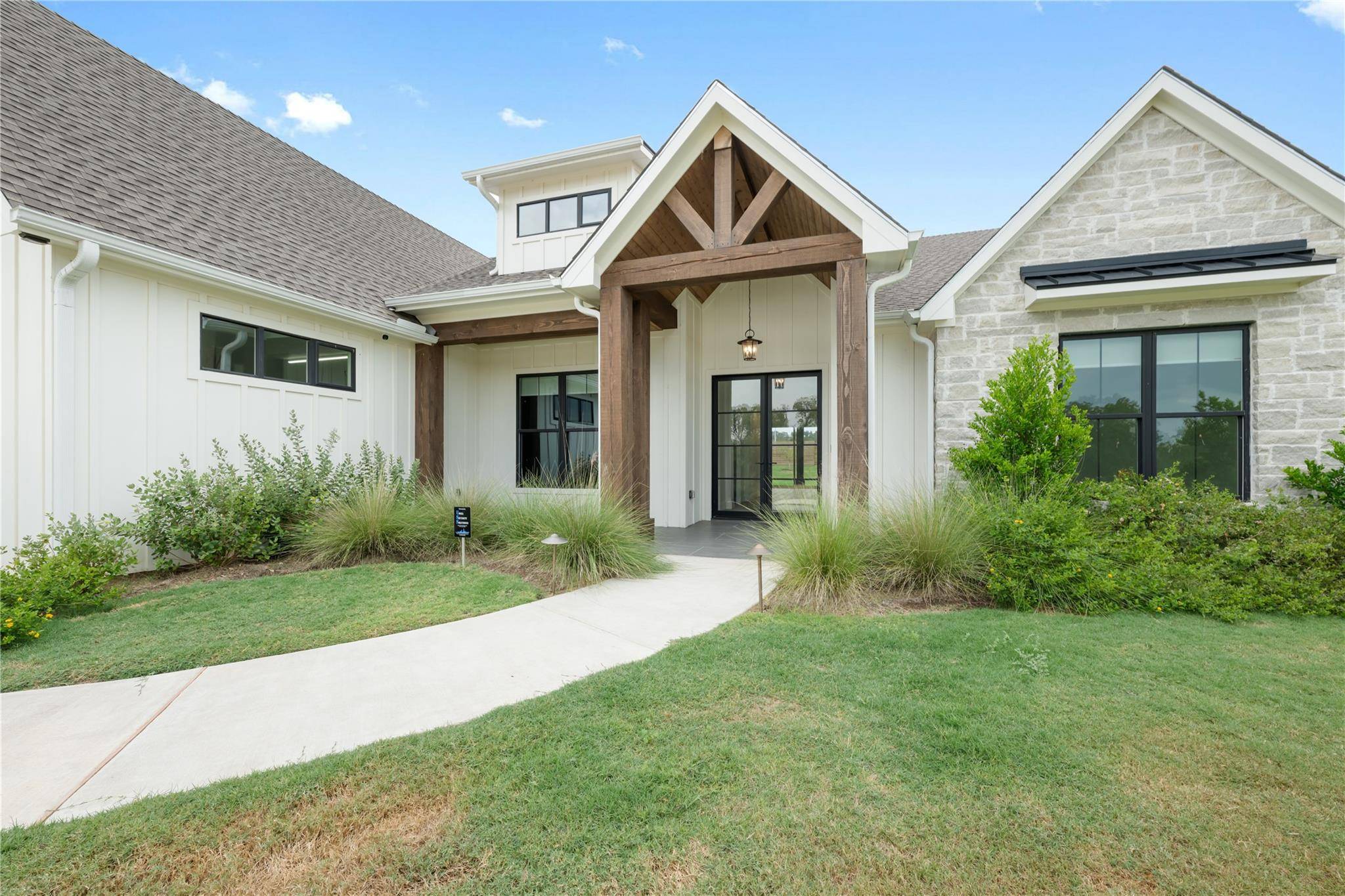 147 Hydrangea DR, Smithville, TX 78957