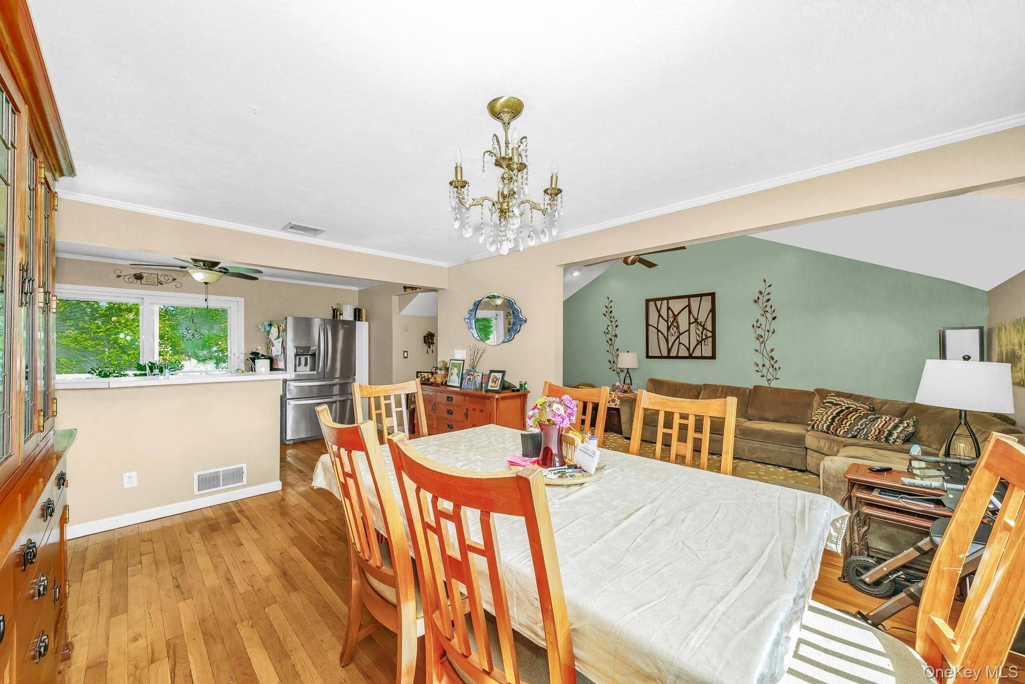 64 Frank ST, Lindenhurst, NY 11757