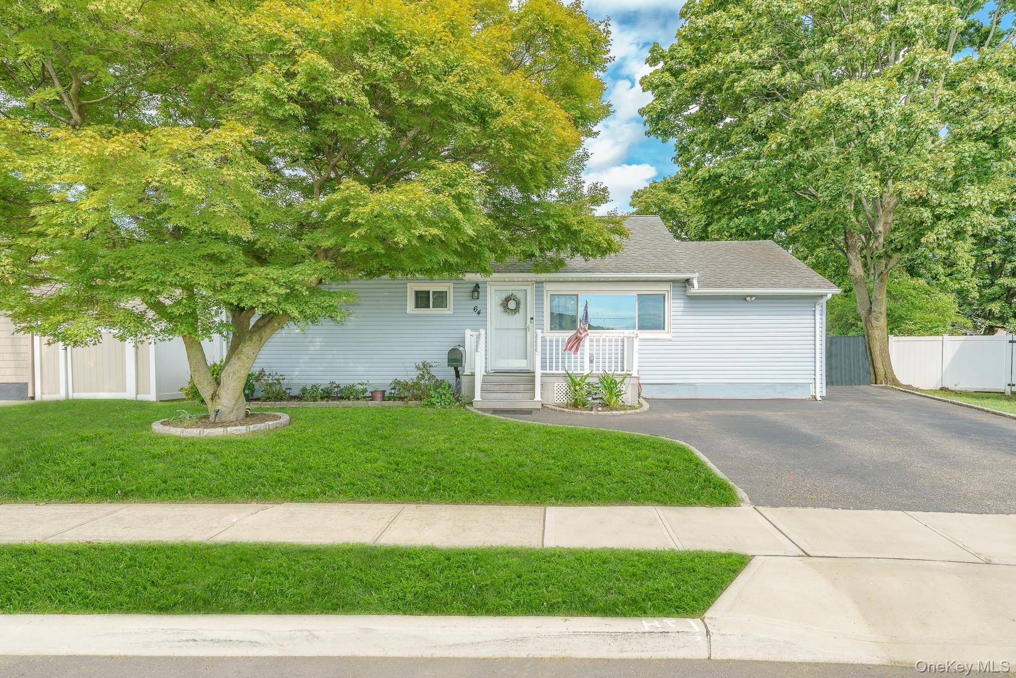 64 Frank ST, Lindenhurst, NY 11757