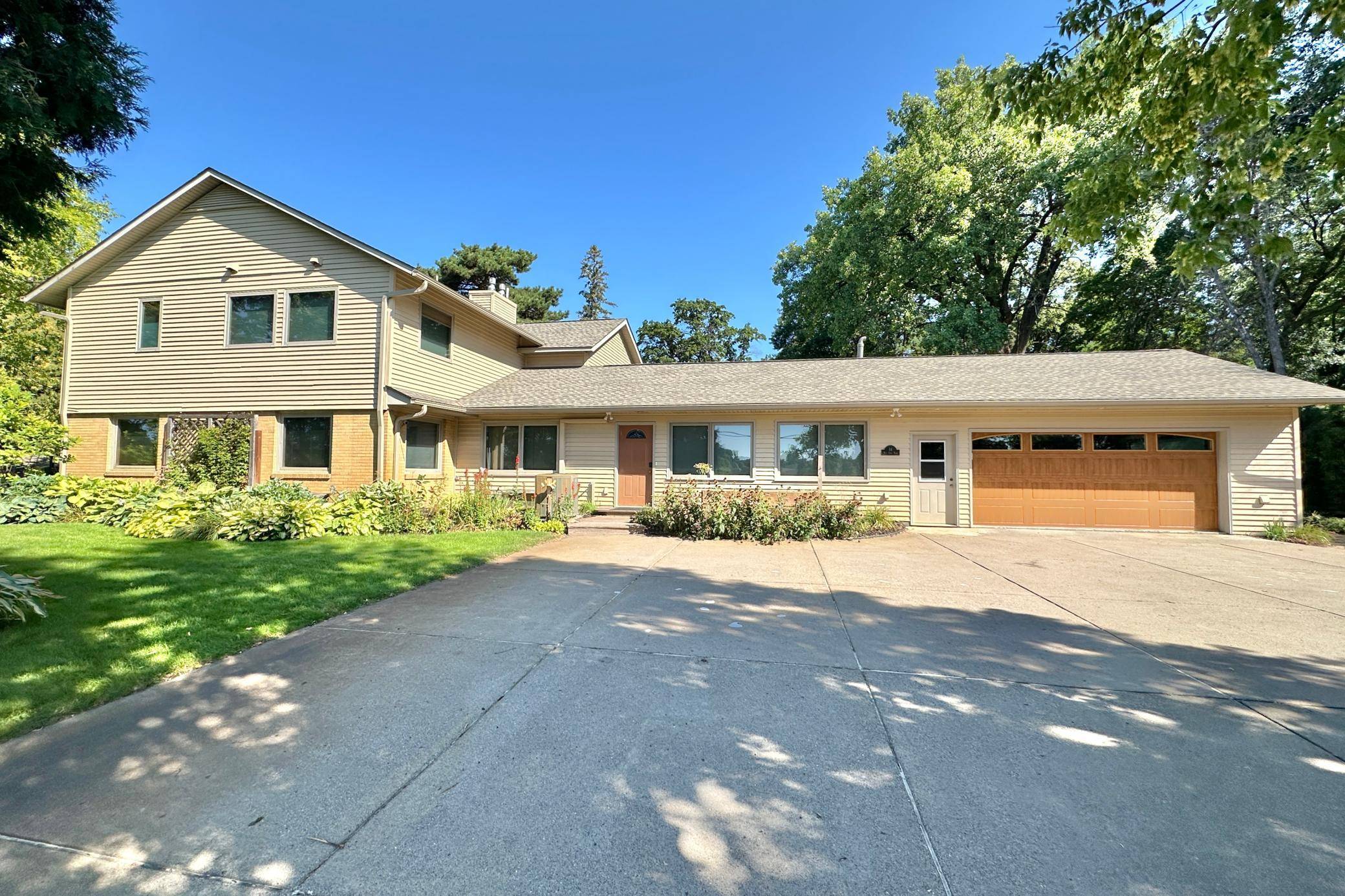 14 Mid Oaks RD, Roseville, MN 55113