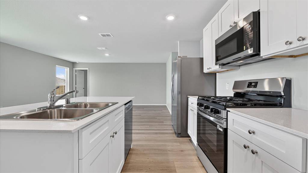 2205 BAKERSFIELD Drive, Fort Worth, TX 76036