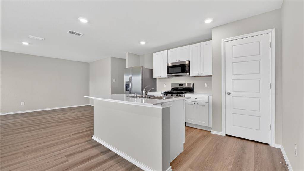 2205 BAKERSFIELD Drive, Fort Worth, TX 76036
