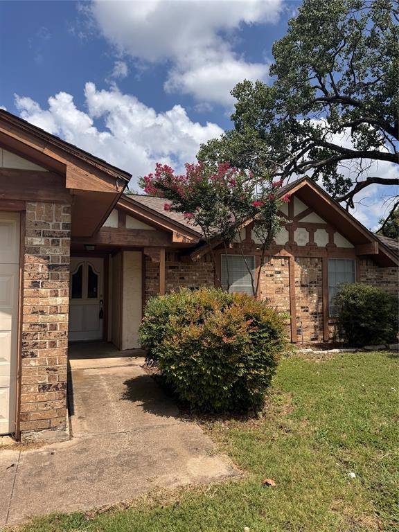1928 Hurstview Drive, Hurst, TX 76054