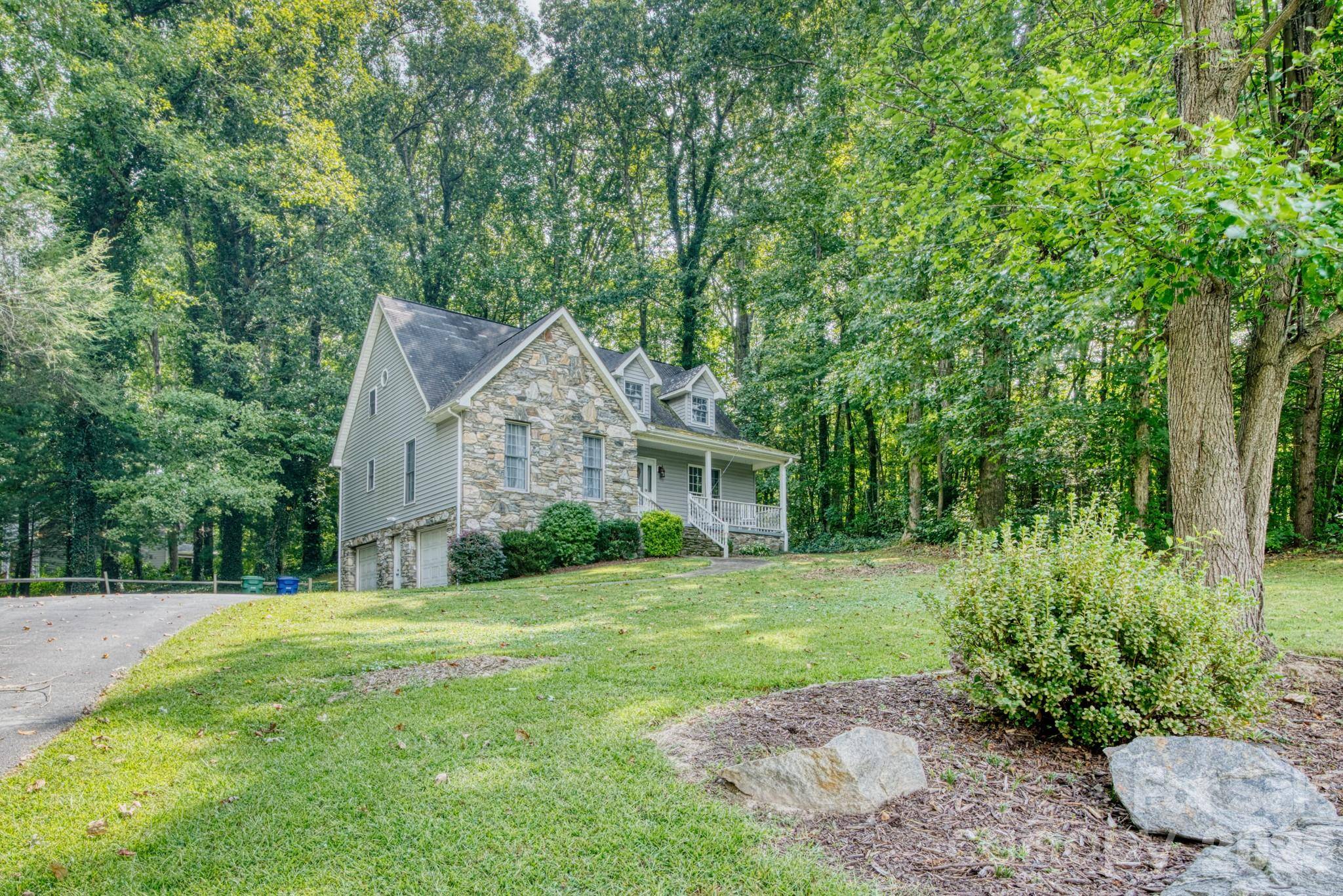 163 Canaan DR, Candler, NC 28715