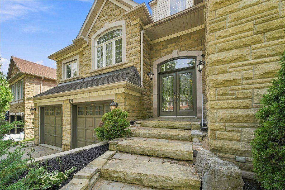 109 Willis DR, Aurora, ON L4G 7M4