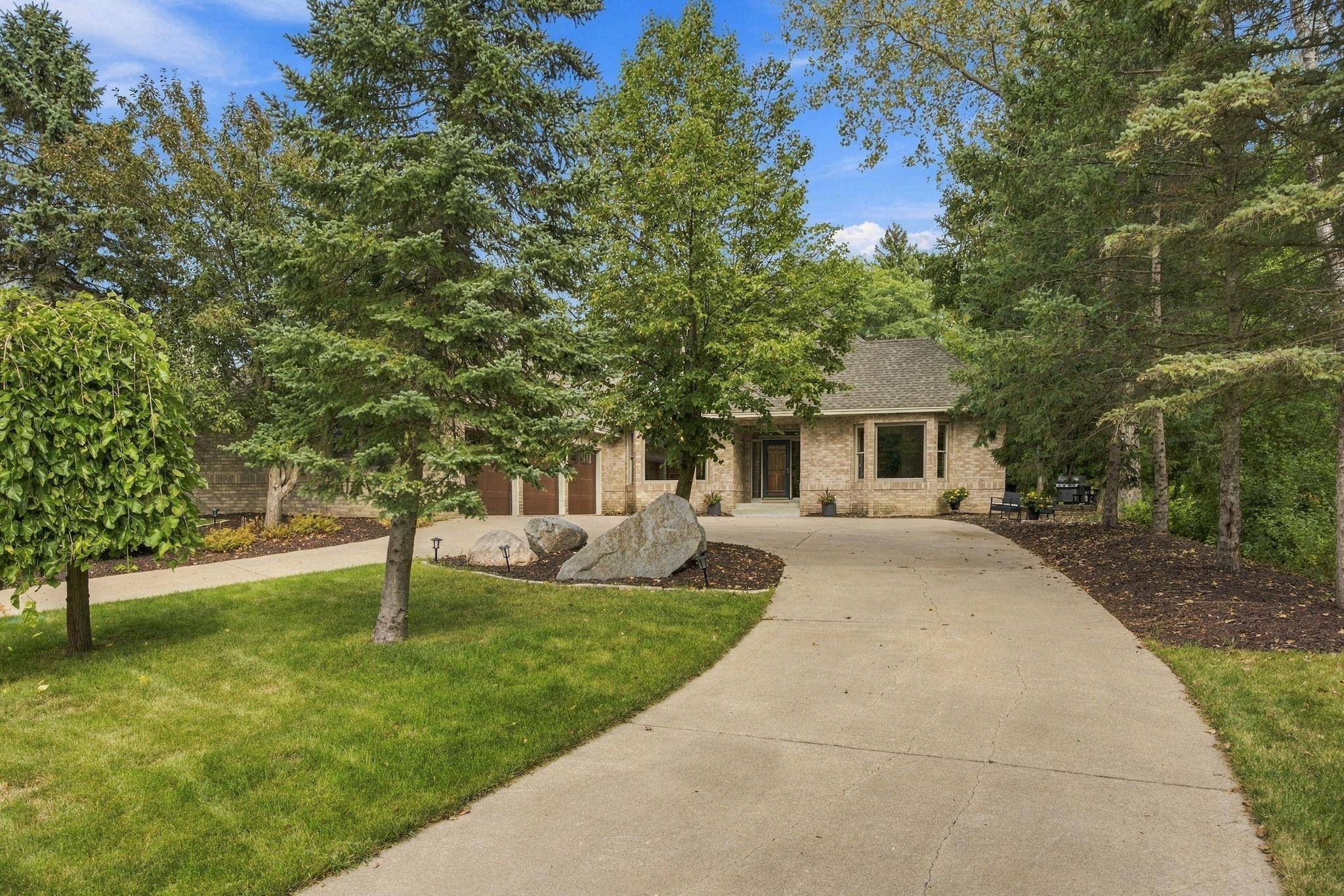 4320 Vinewood LN N, Plymouth, MN 55442