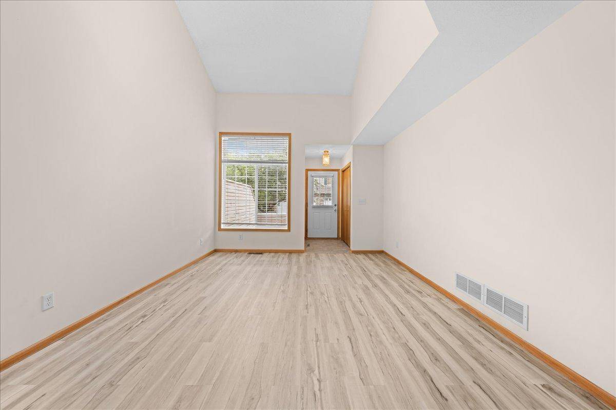 617 Grandview WAY, Hudson, WI 54016