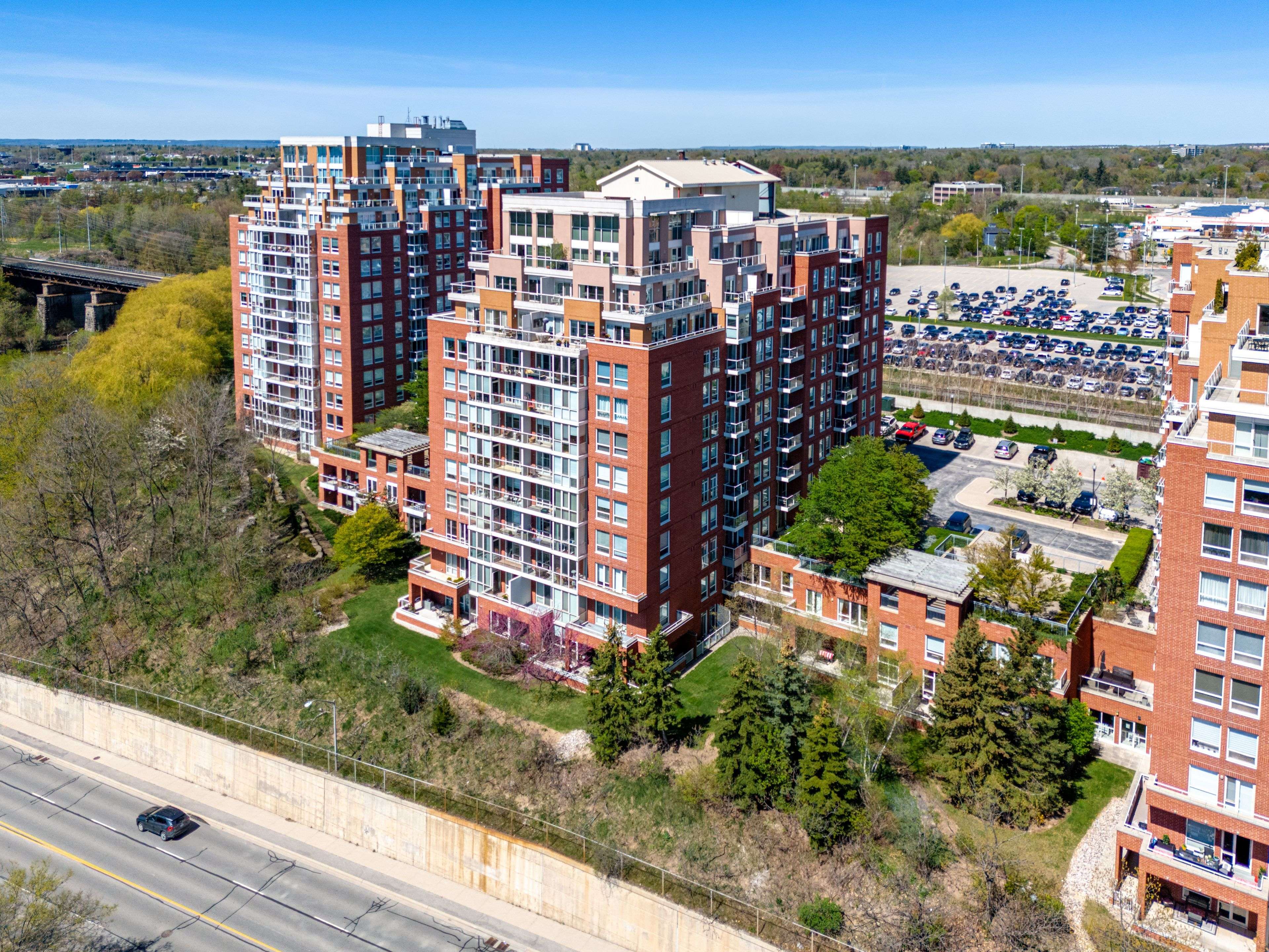 50 Old Mill RD #105, Oakville, ON L6J 7W1